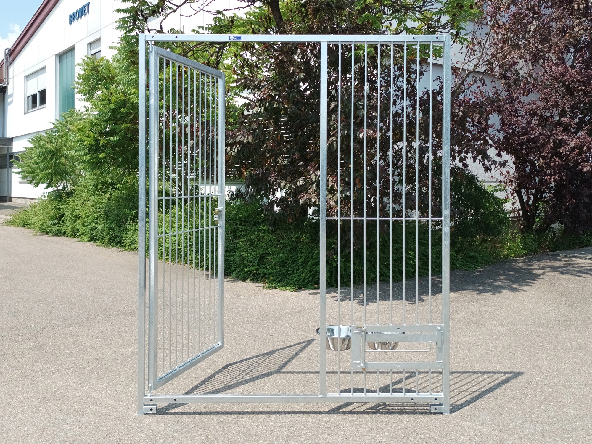 Robustes Zaunelement mit Türe nach innen öffnend und optionalem Futterset