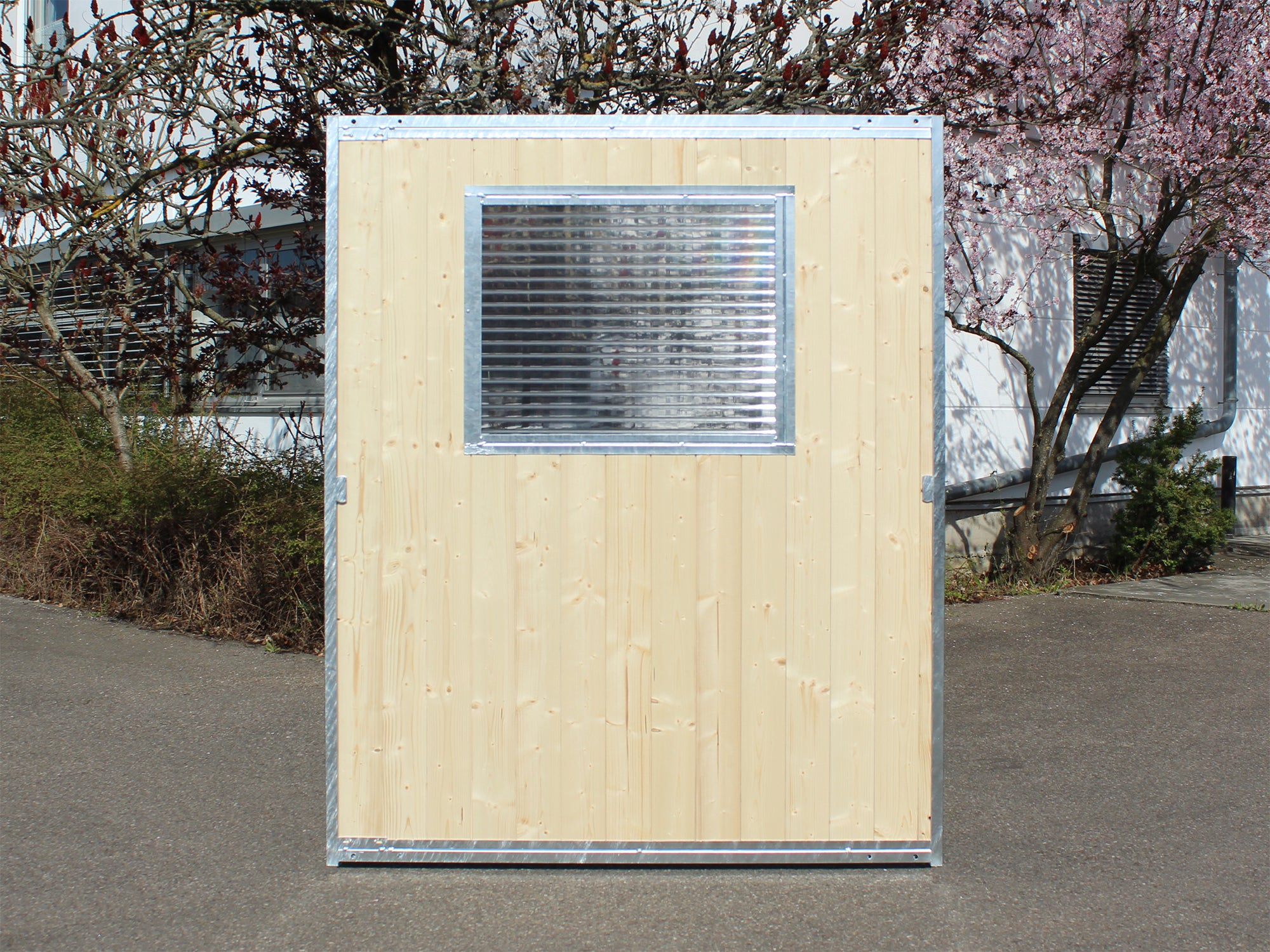 Hundezwingerwand aus Fichtenholz mit Fenster aus einer Doppelstegplatte