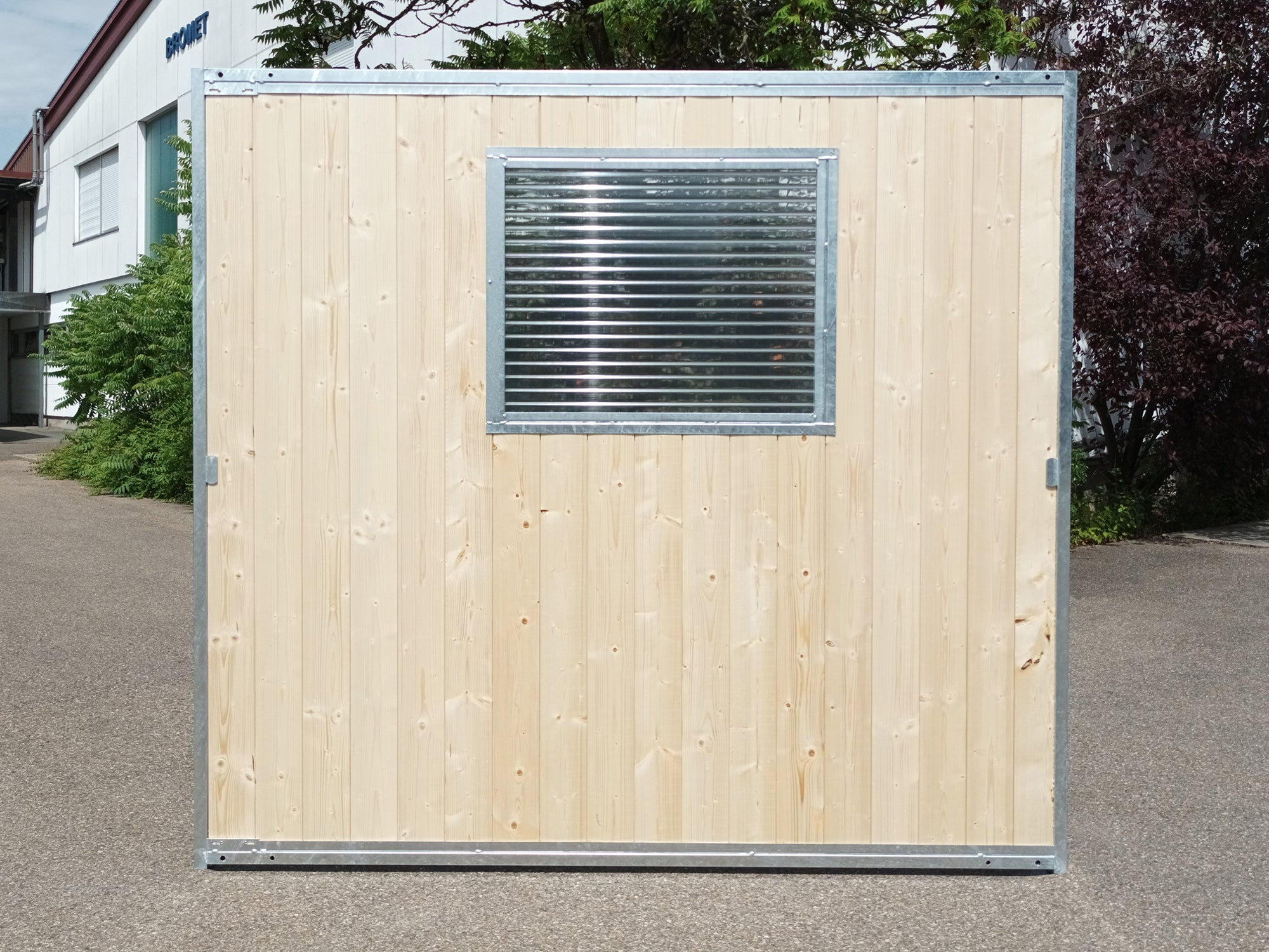 Holzwand mit Fenster für den Außenbereich