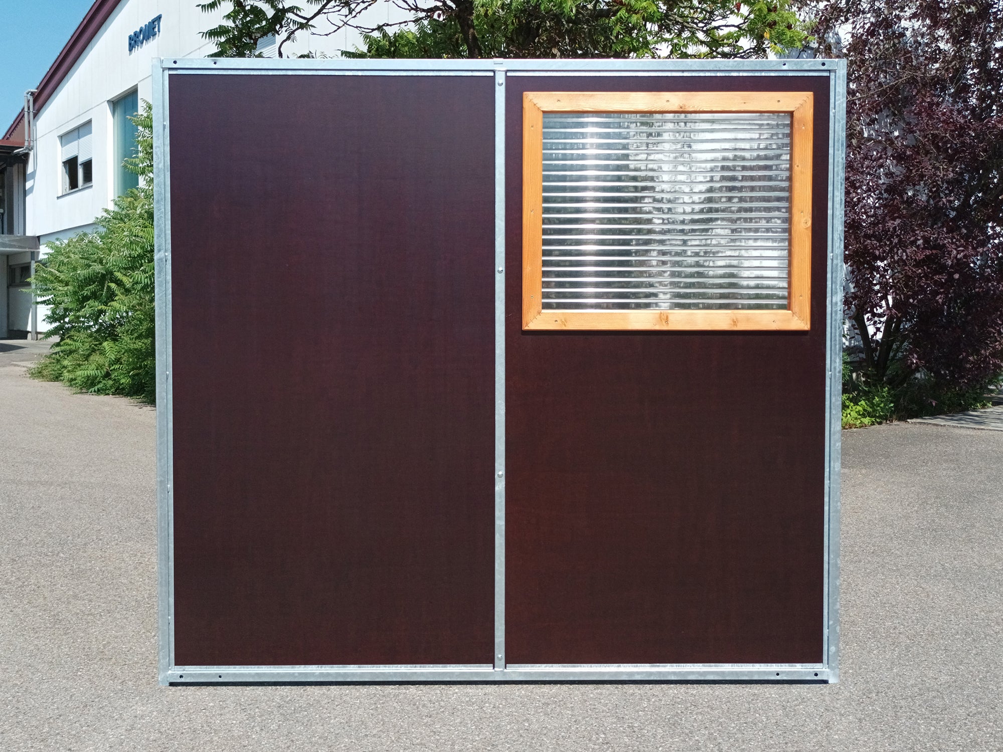 Hundezwingerwand mit Fenster aus einer Doppelstegplatte in der Stärke 16 mm