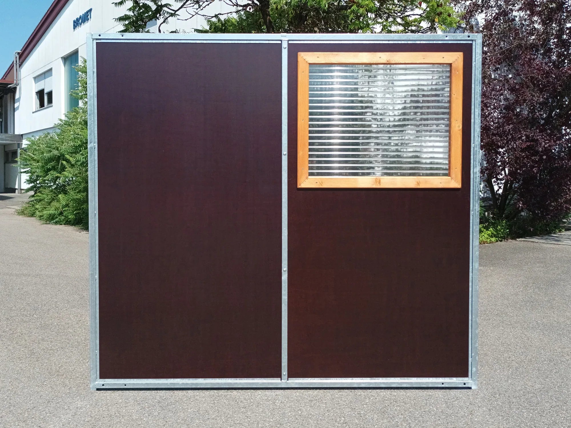 Hundezwingerwand mit Fenster aus einer Doppelstegplatte in der Stärke 16 mm