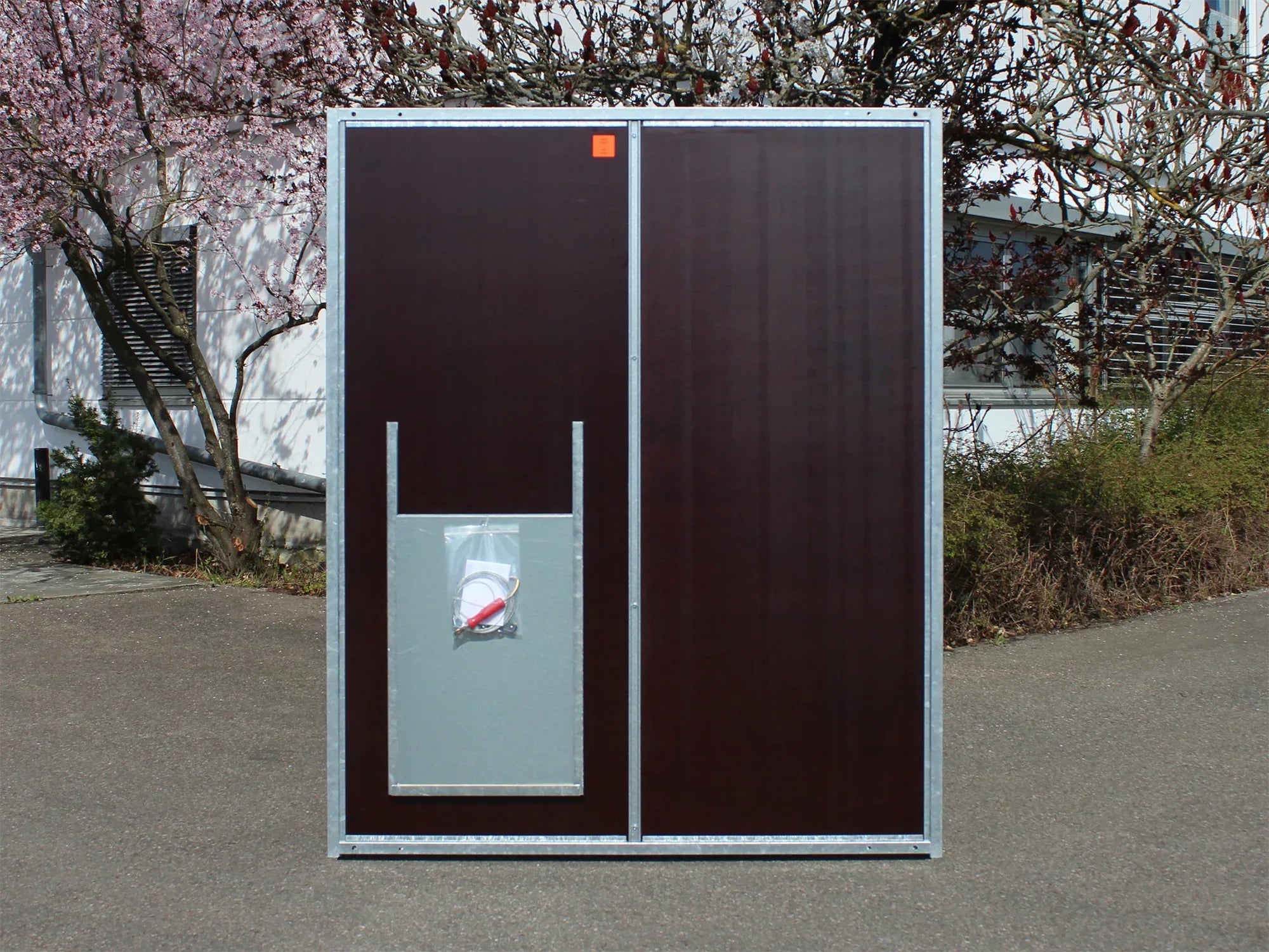 Hundezwingerwand mit Schlupf für Hunde zum durchgehen eingebaut in robuste Platten