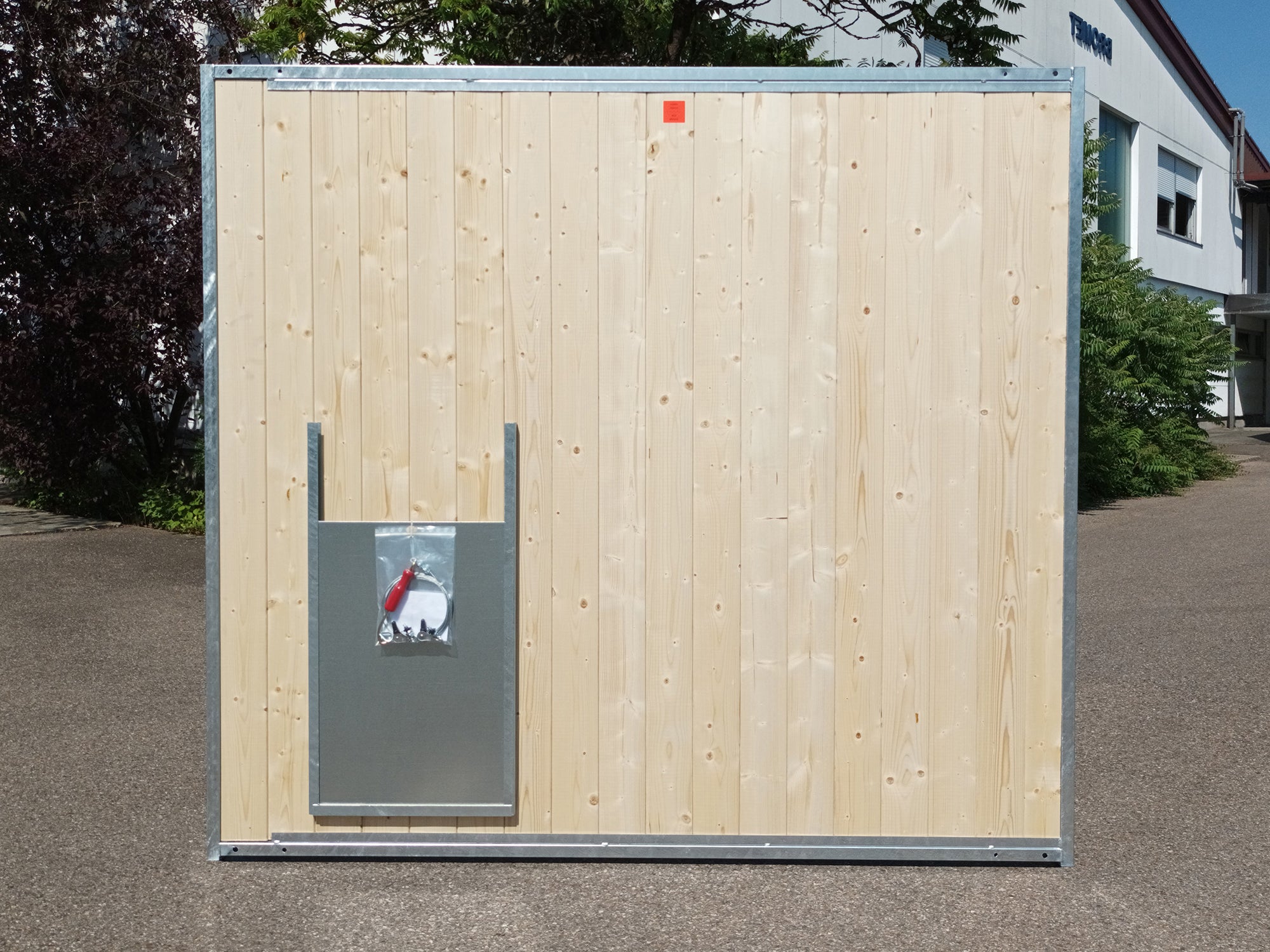 Trennwand aus Fichtenholz mit eingebautem Durchgang für Hunde