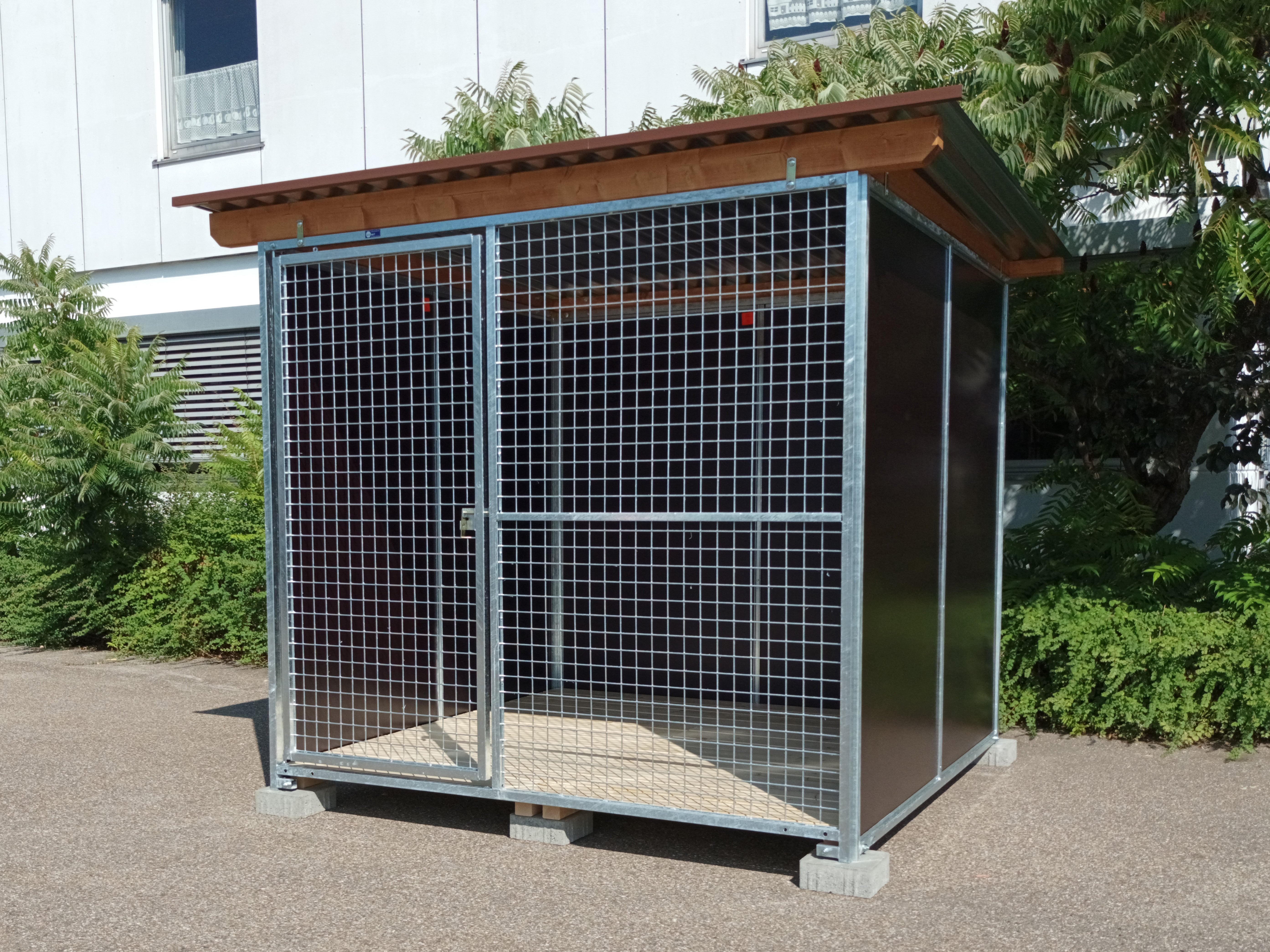 Nato-Hundezwinger 2 x 2 m mit  Gitterfront, Dach und Holzboden