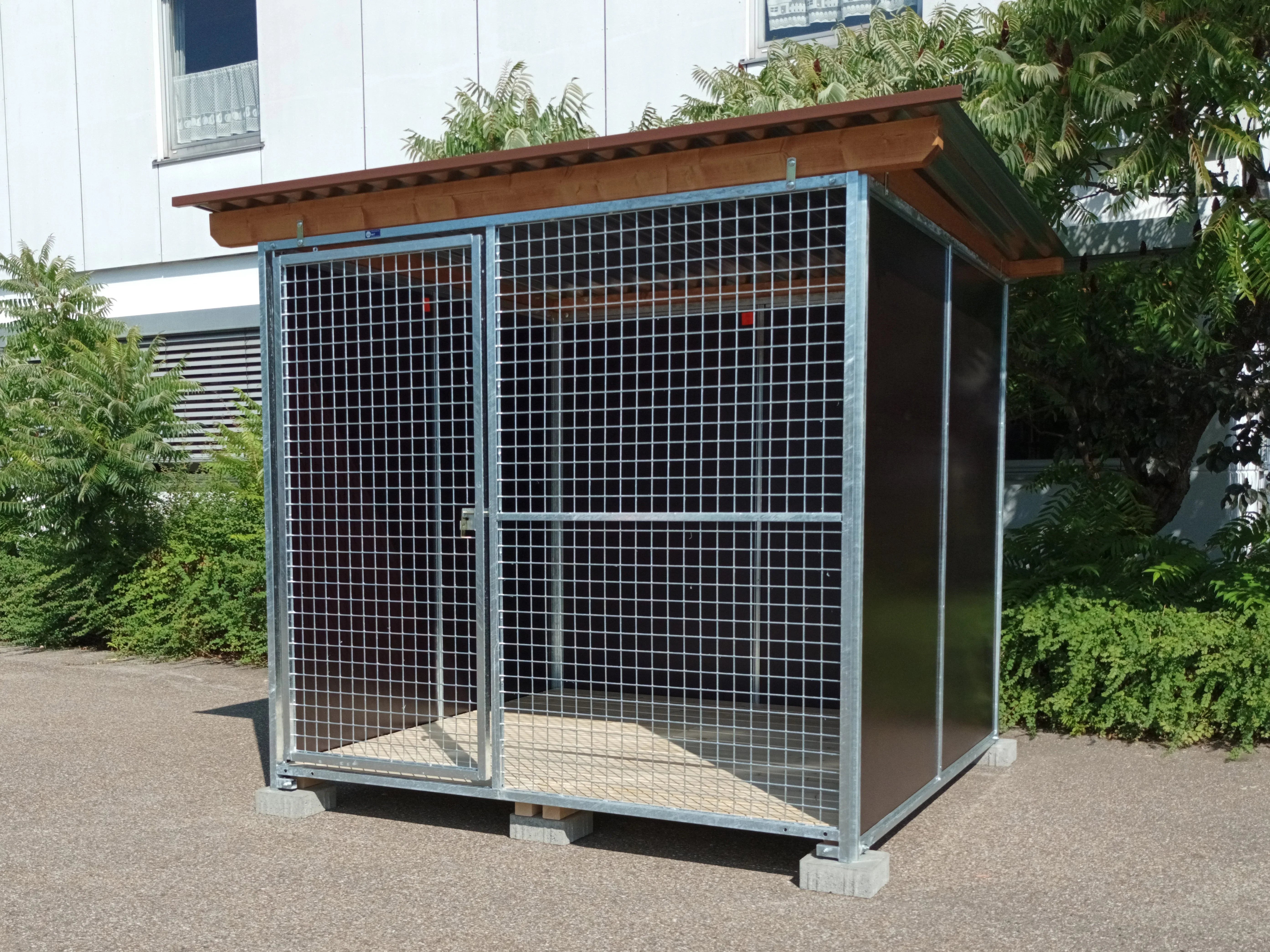 Nato-Hundezwinger 2 x 2 m mit Gitterfront, Dach und Holzboden
