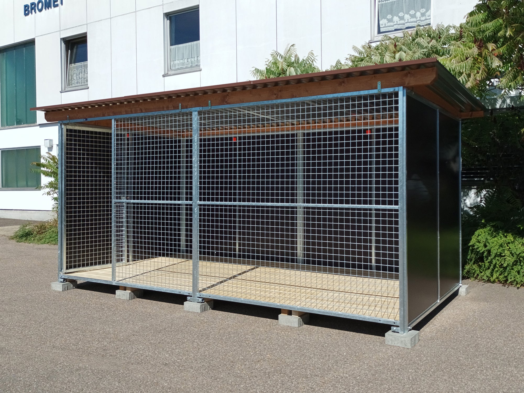 Nato-Hundezwinger 2 x 4 m mit  Gitterfront, Dach und Holzboden