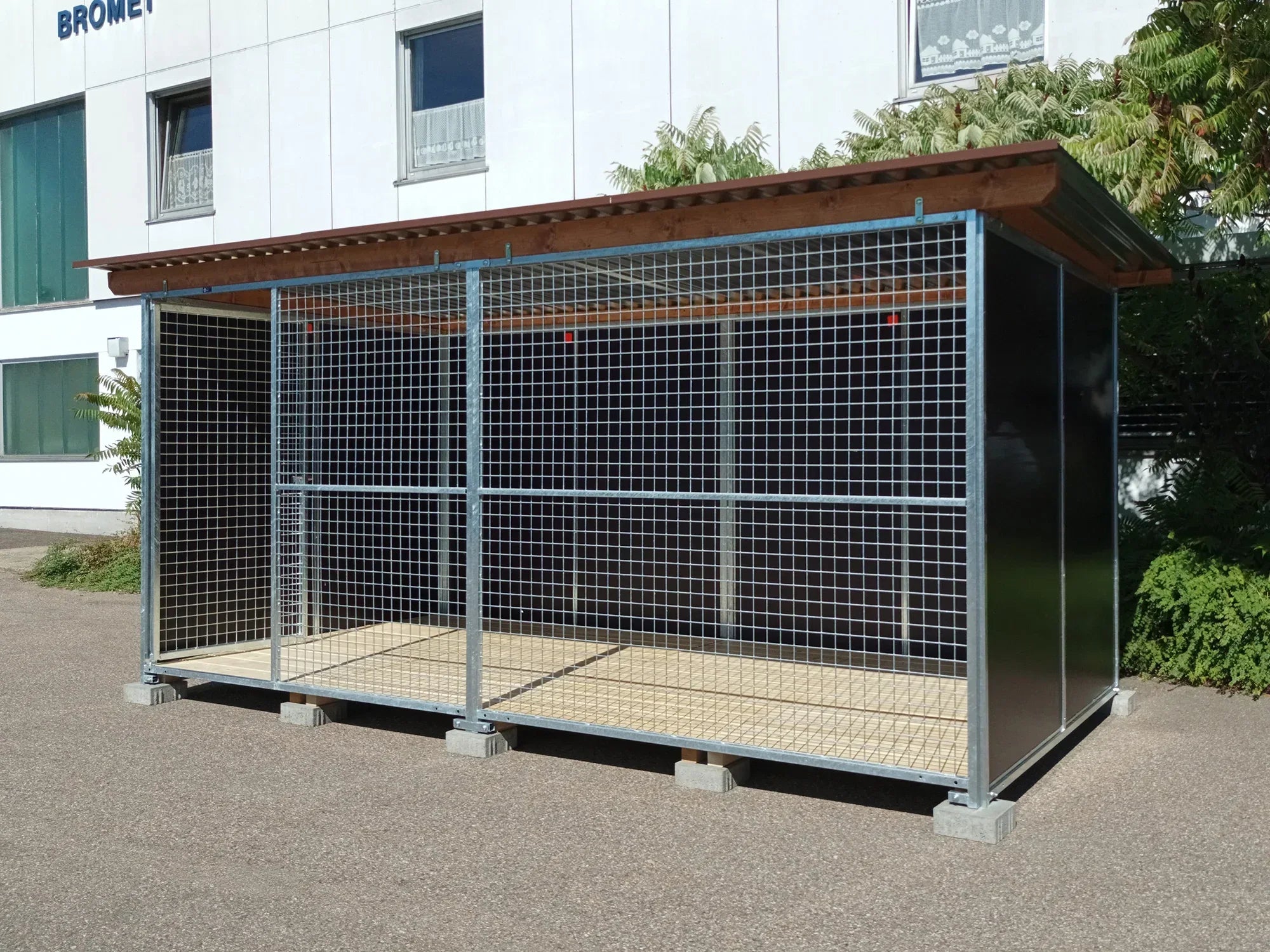 Nato-Hundezwinger 2 x 4 m mit Gitterfront, Dach und Holzboden