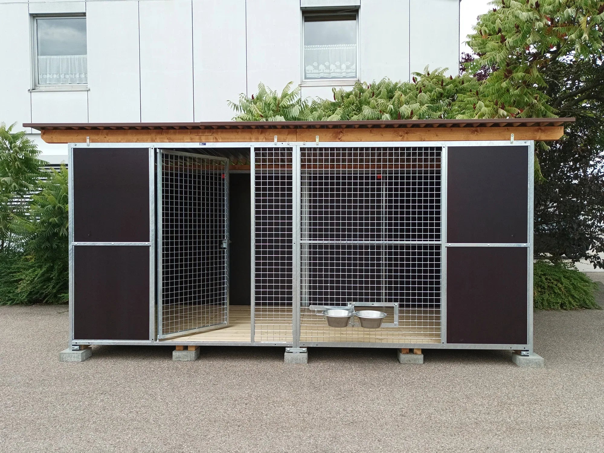 Hundezwinger mit halb geschlossener Front und integriertem Futterset