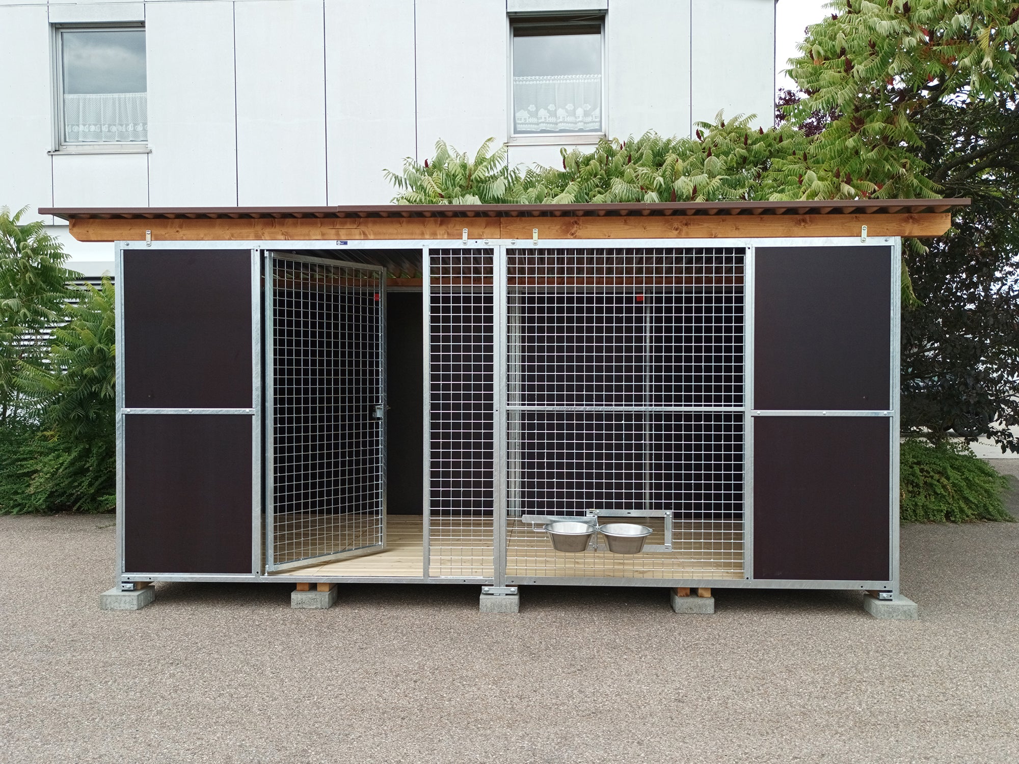 Hundezwinger mit halb geschlossener Front und integriertem Futterset