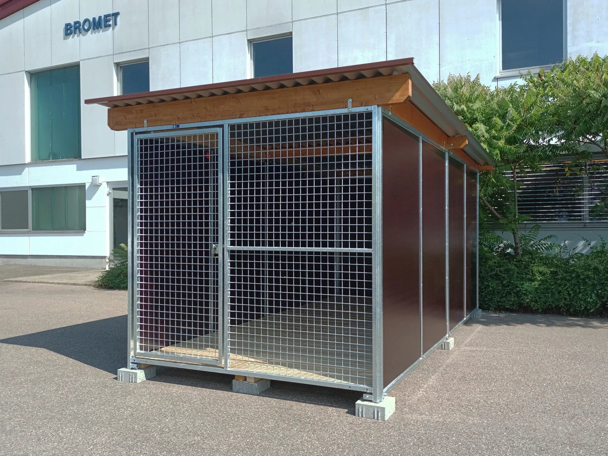 Nato-Hundezwinger Tiefbau 4 x 2 m mit Gitterfront, Dach und Holzboden