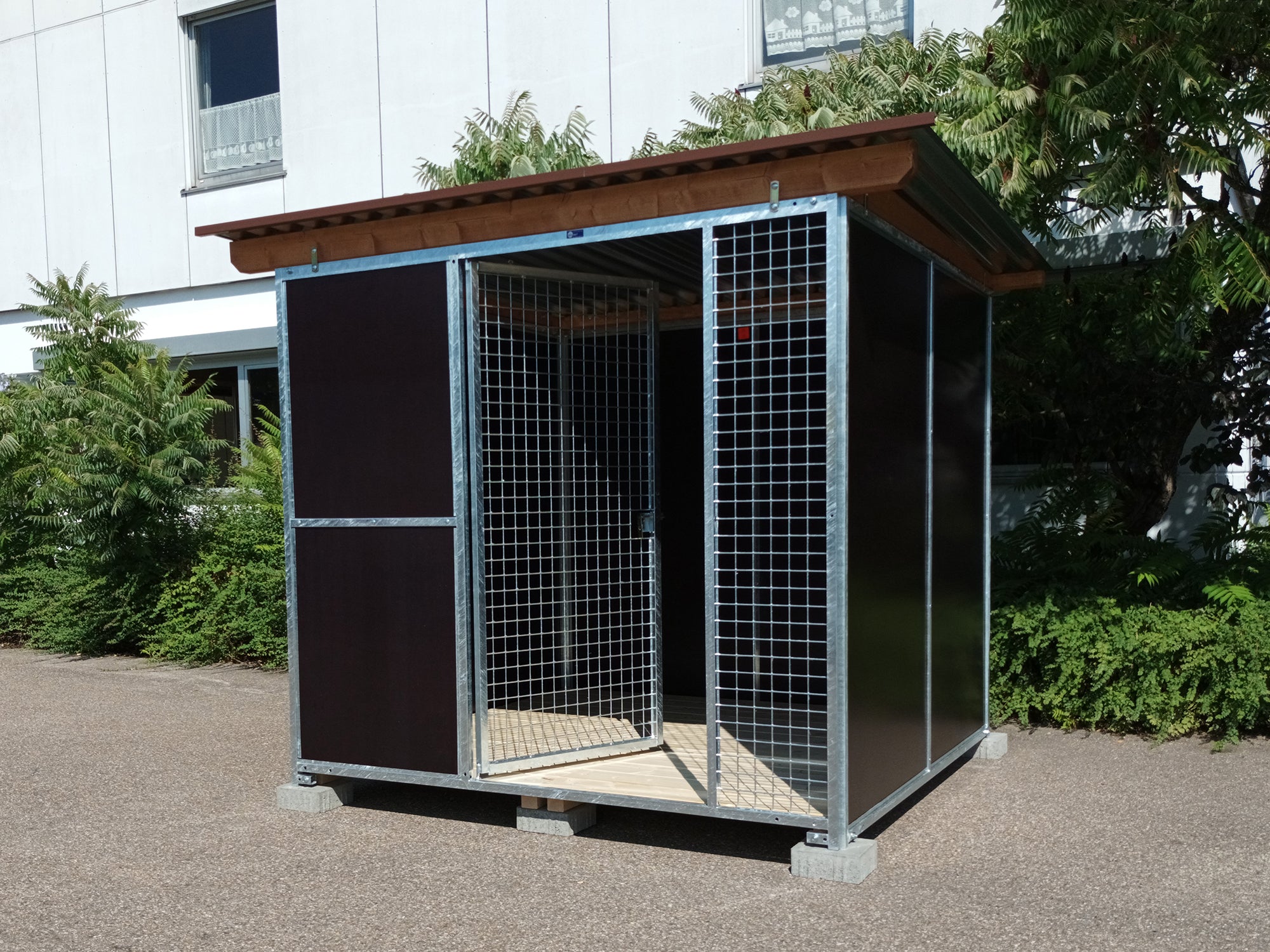 Nato-Hundezwinger Vollschutz 2 x 2 m mit Gitterfront, Dach und Holzboden