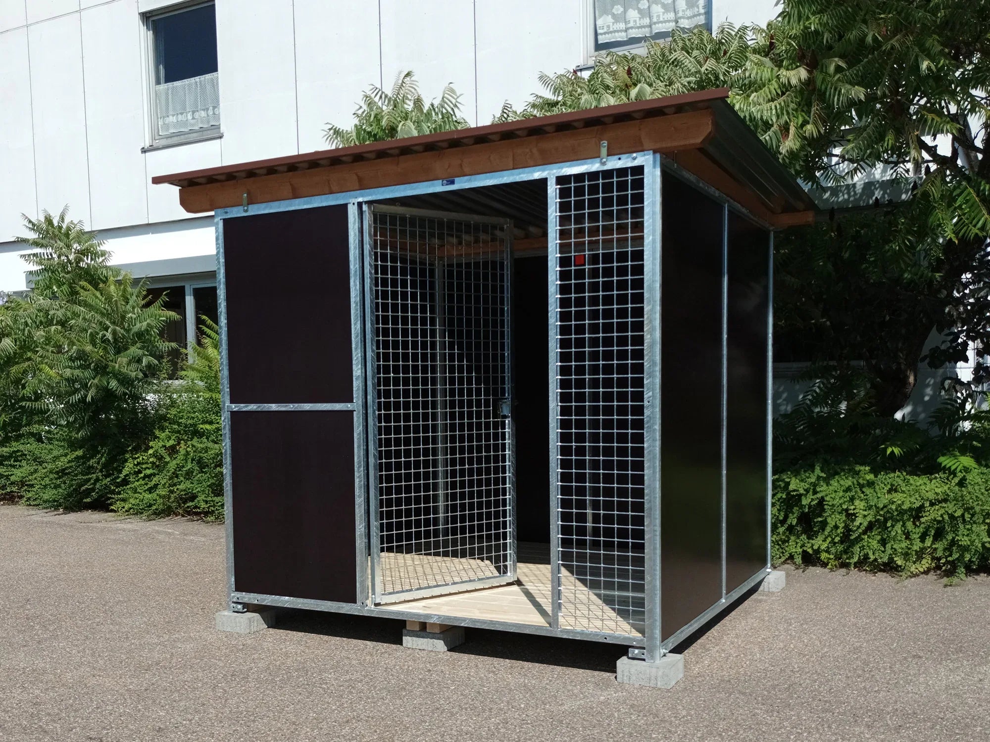 Nato-Hundezwinger Vollschutz 2 x 2 m mit Gitterfront, Dach und Holzboden