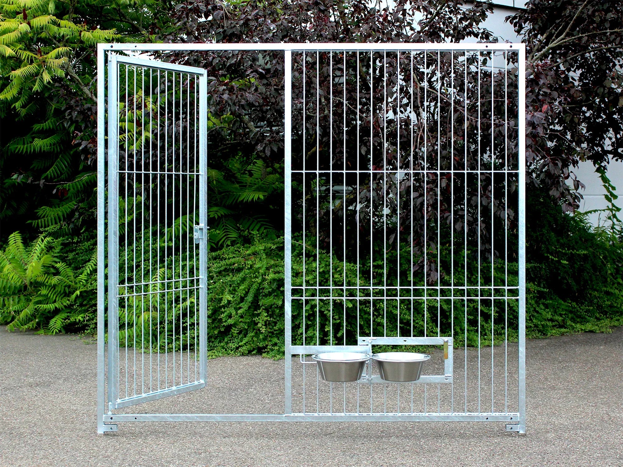 Zaunelement aus geschweißtem Stahl mit Türe nach innen öffnend