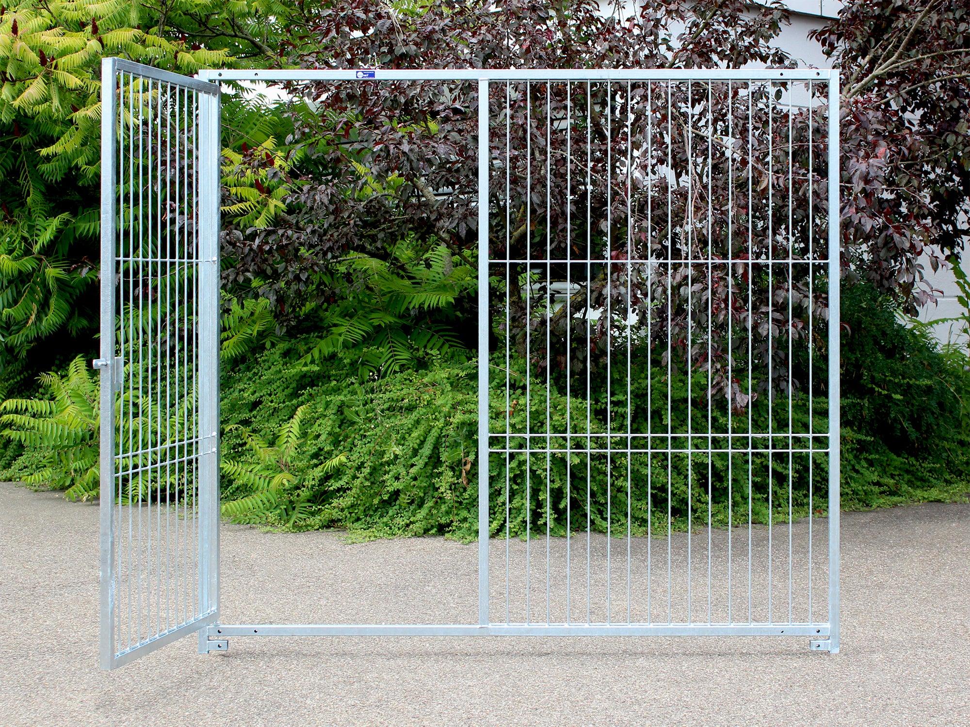 Stabelement mit Türe nach außen geöffnet Element aus feuerverzinktem Stahl