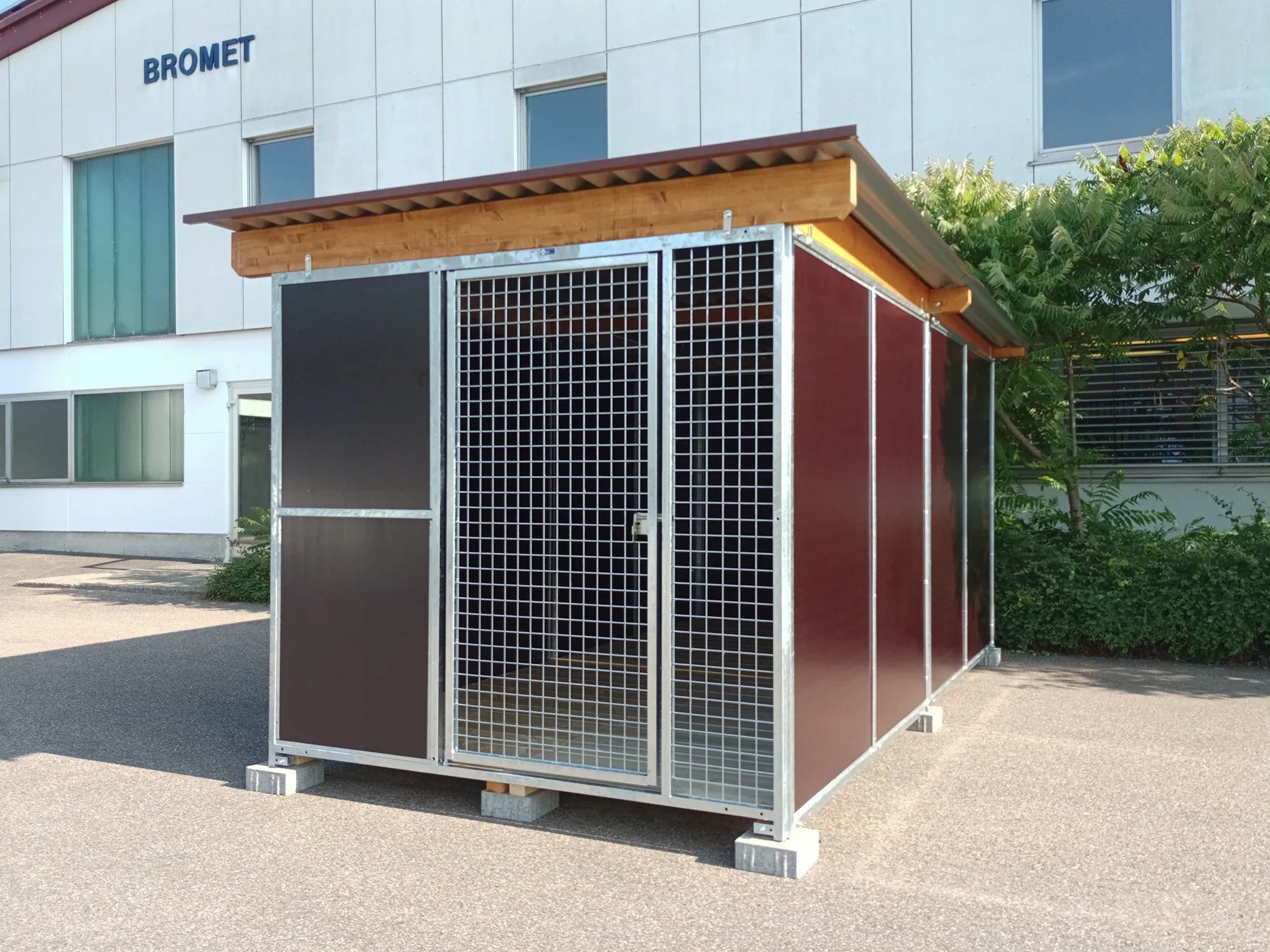 Nato Hundezwinger Tiefbau 4 x 2m Ausführung Vollschutz mit Dach und Holzboden