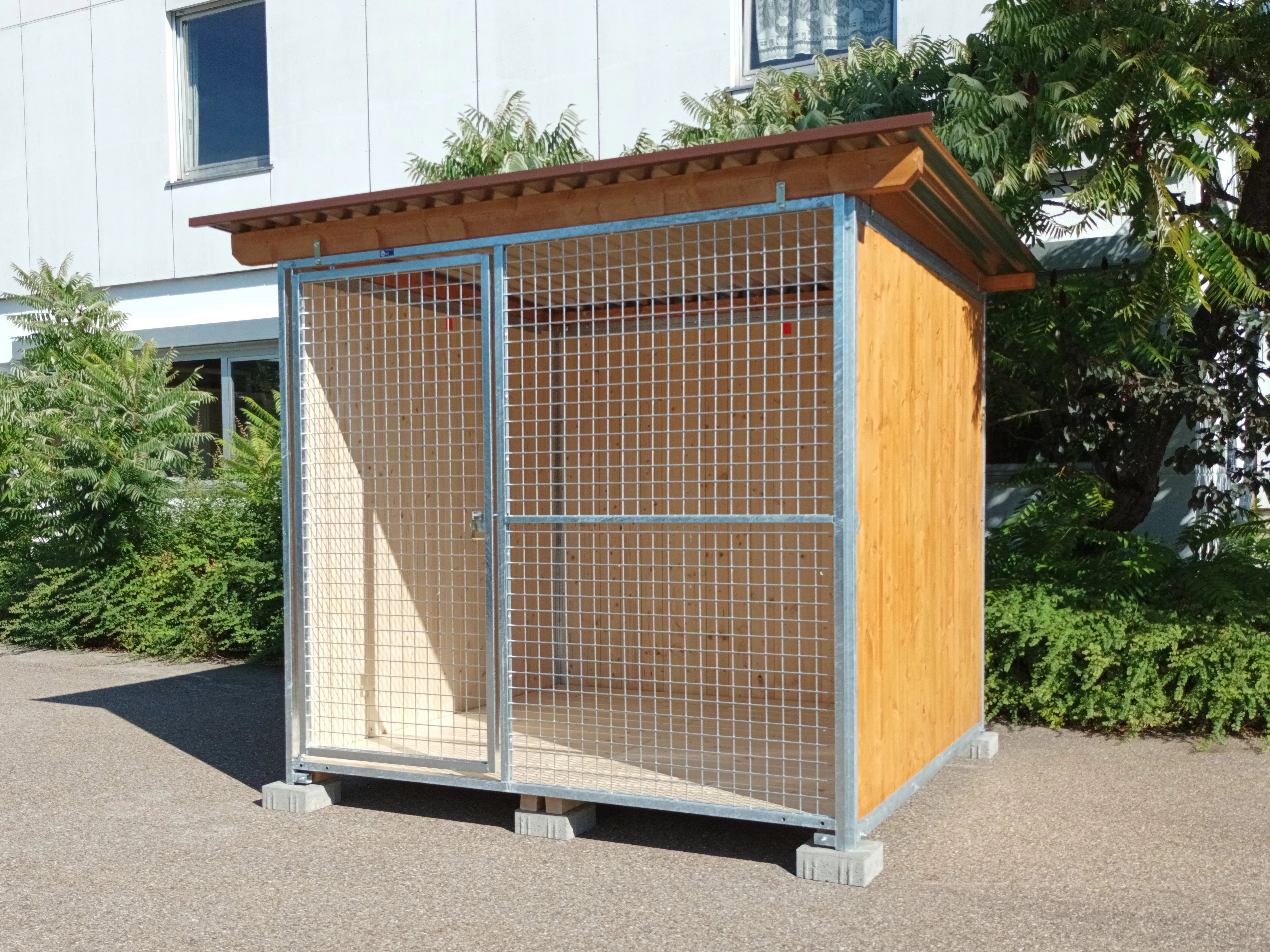 Standard Hundezwinger mit Gitterfront , Dach und Fundamentsteinen Größe 2 x 2 m