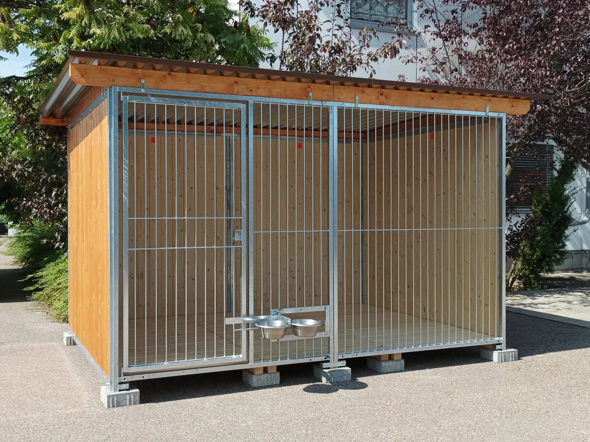 Hundezwinger 3 seitig geschlossen mit zwei Futternäpfen