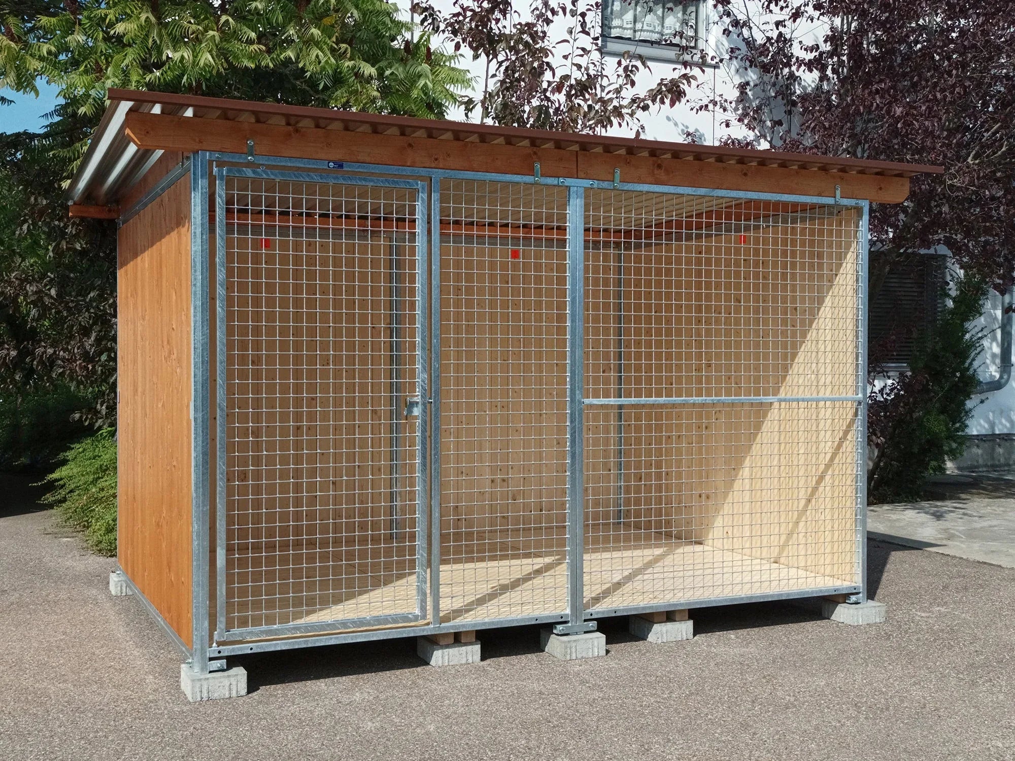 Standard Hundezwinger mit Gitterfront , Dach und Fundamentsteinen Größe 2 x 3 m