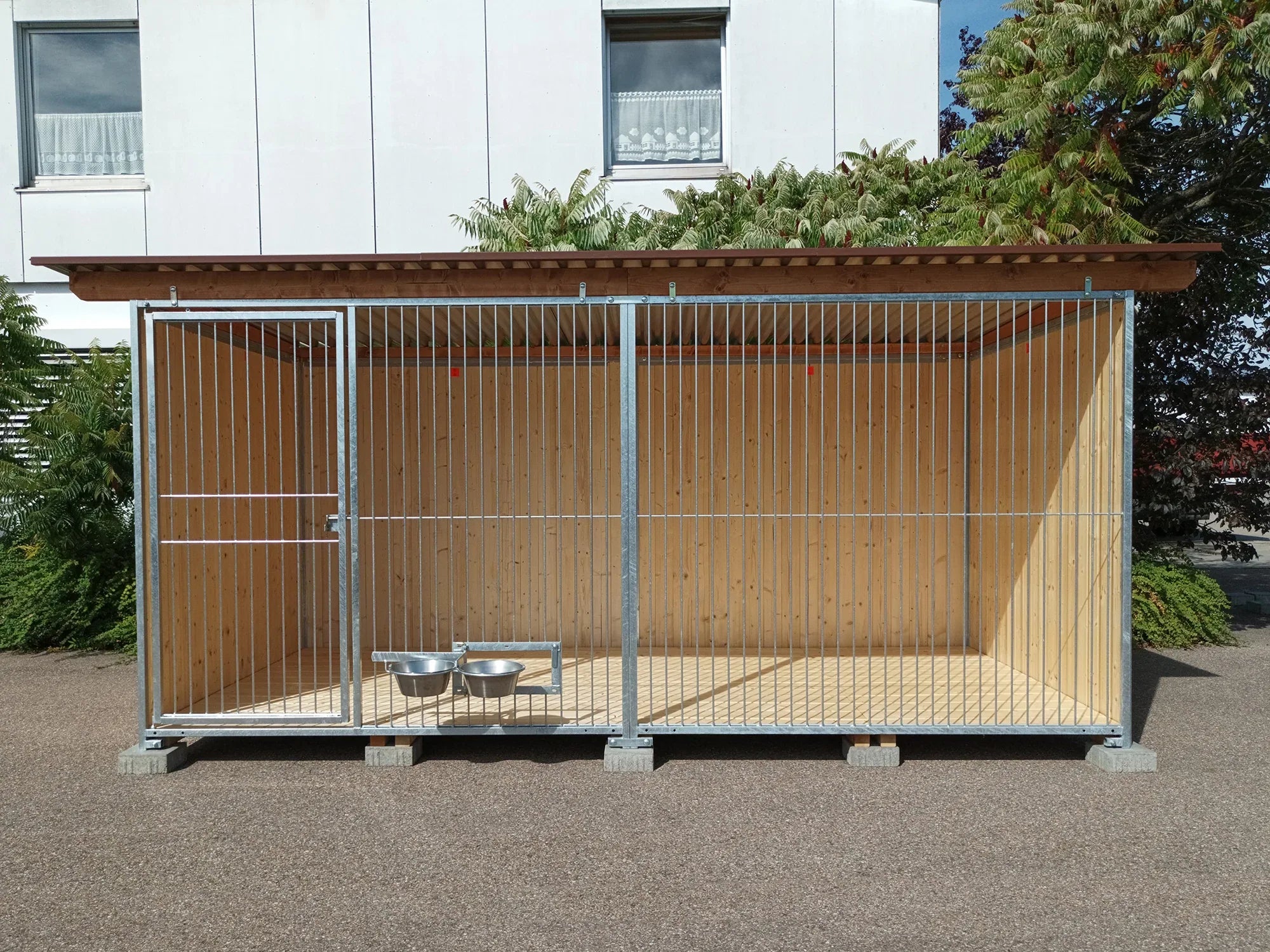 Hundezwinger 3 seitig geschlossen mit schwenkbarem Futternäpfen in den Rohrstabelementen