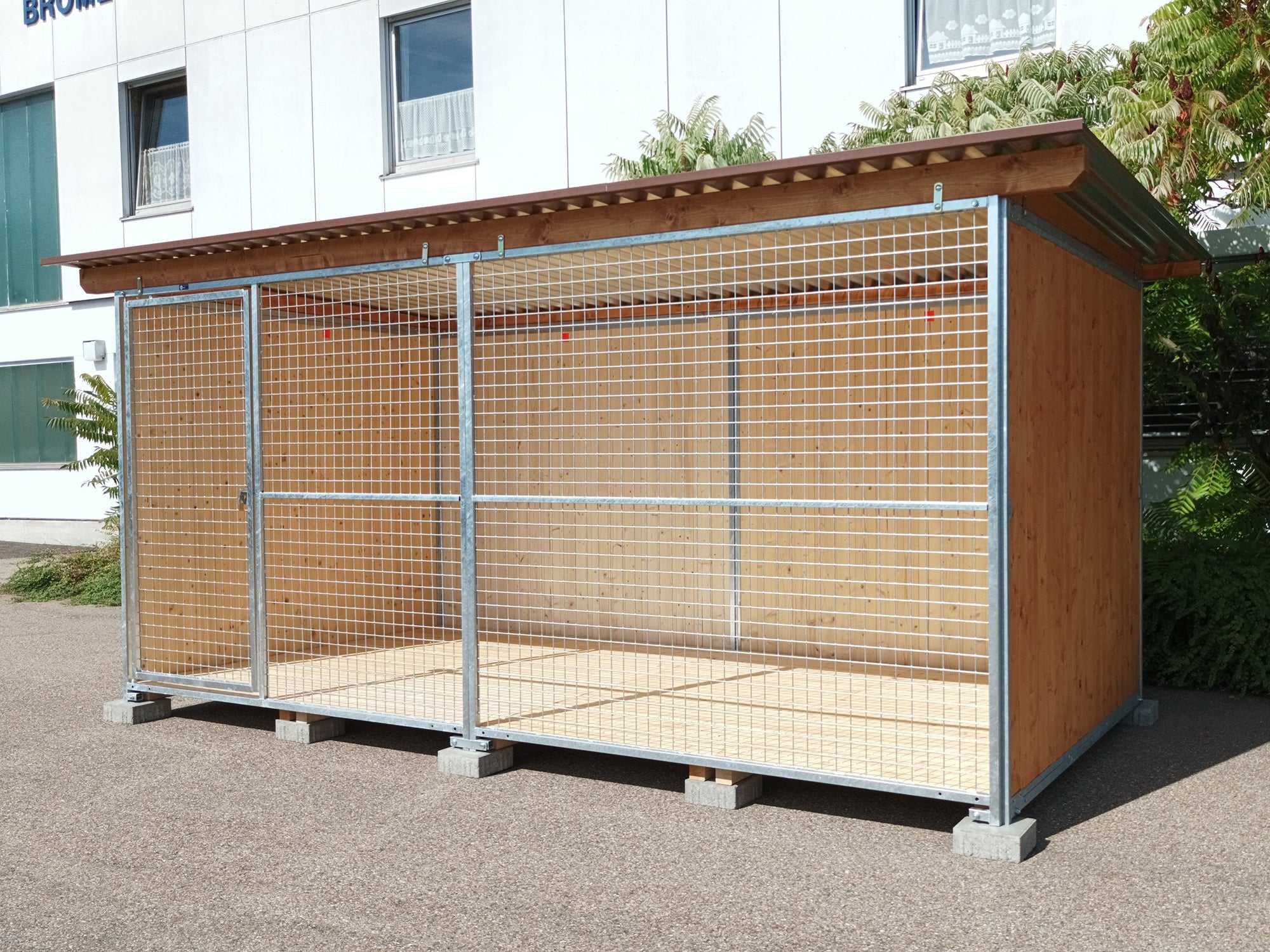 Standard Hundezwinger mit Gitterfront , Dach und Fundamentsteinen Größe 2 x 4 m