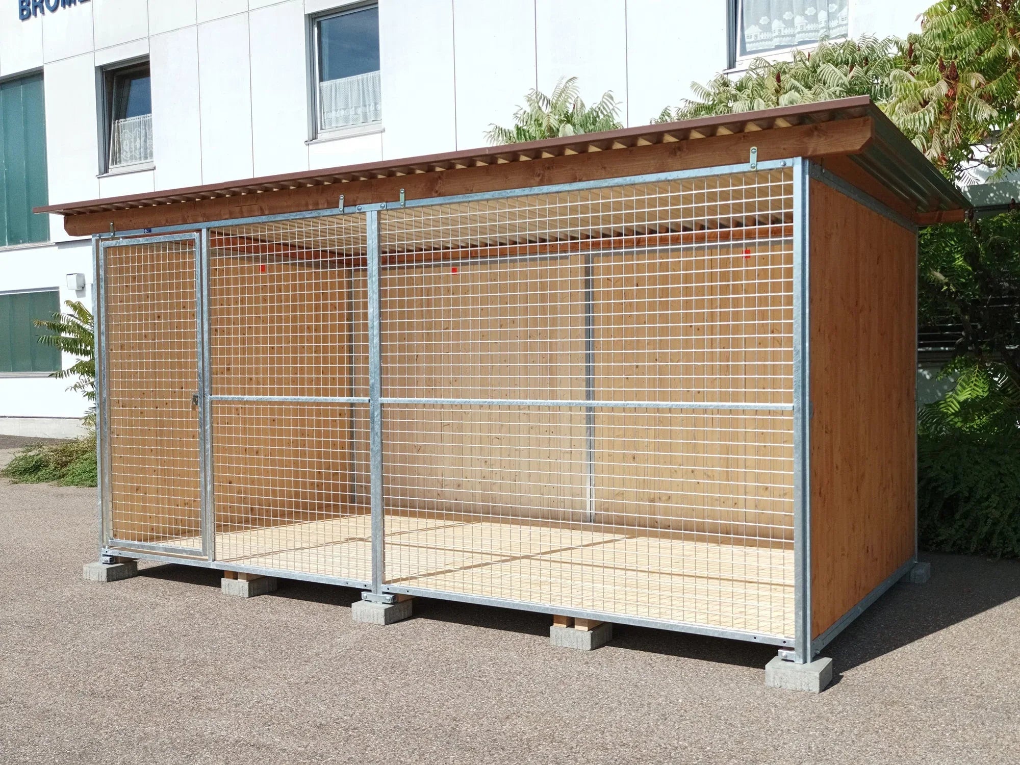 Standard Hundezwinger mit Gitterfront , Dach und Fundamentsteinen Größe 2 x 4 m