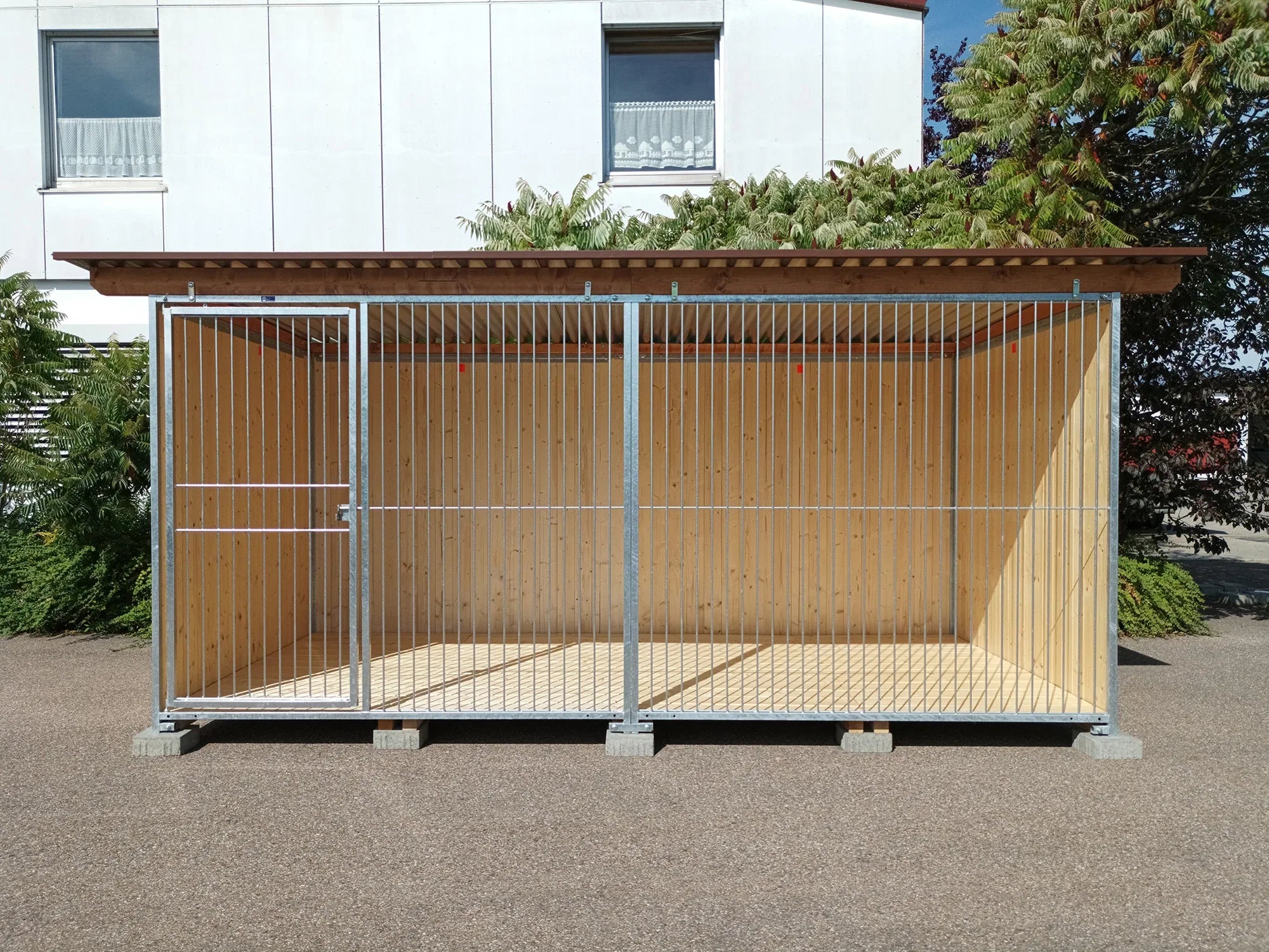 Hundezwinger 2 x 4 m aus Holz und Metall aufgebaut auf Fundamentsteinen