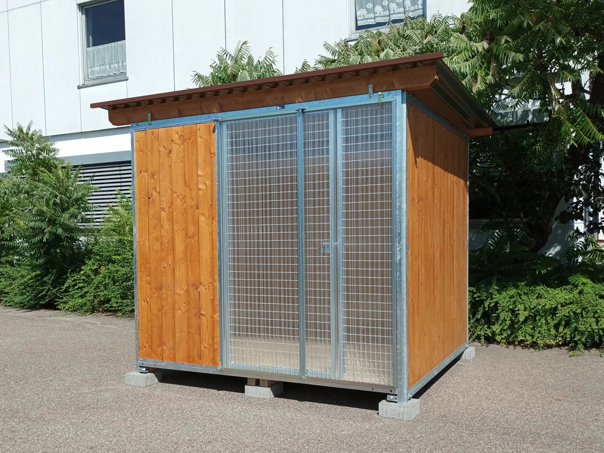 Hundezwinger mit Faltfenster aus Doppelstegplatten mit Lichtdurchlässigkeit von 86 %