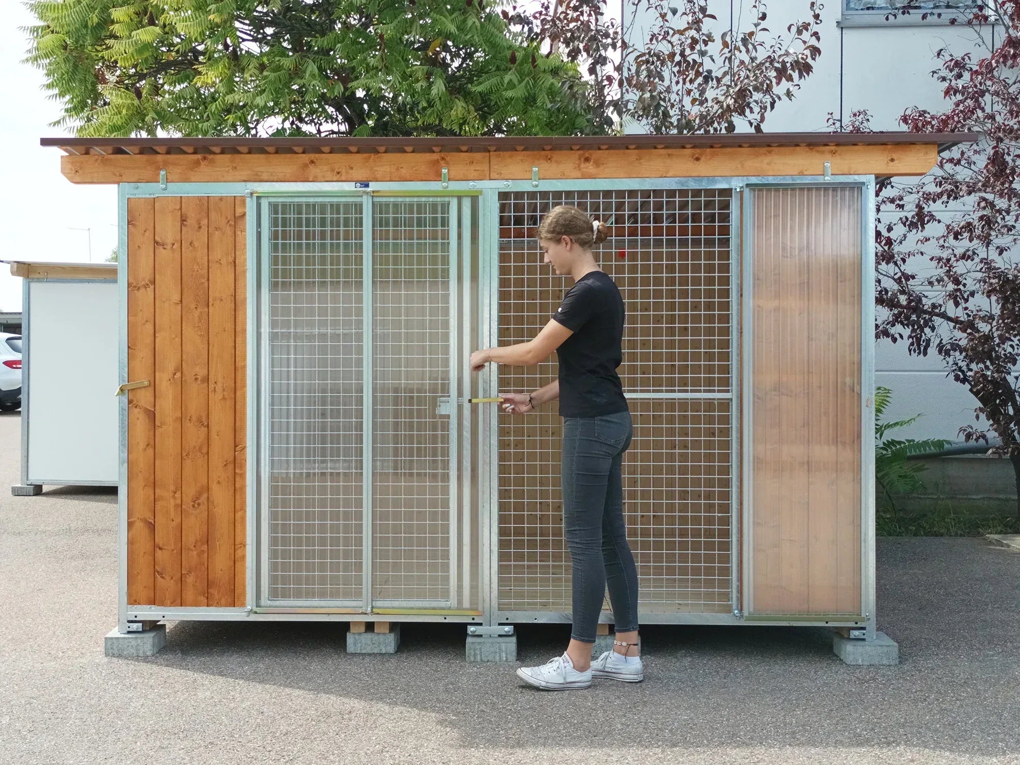 Hundezwinger aus Holz mit Windgeschützter Front