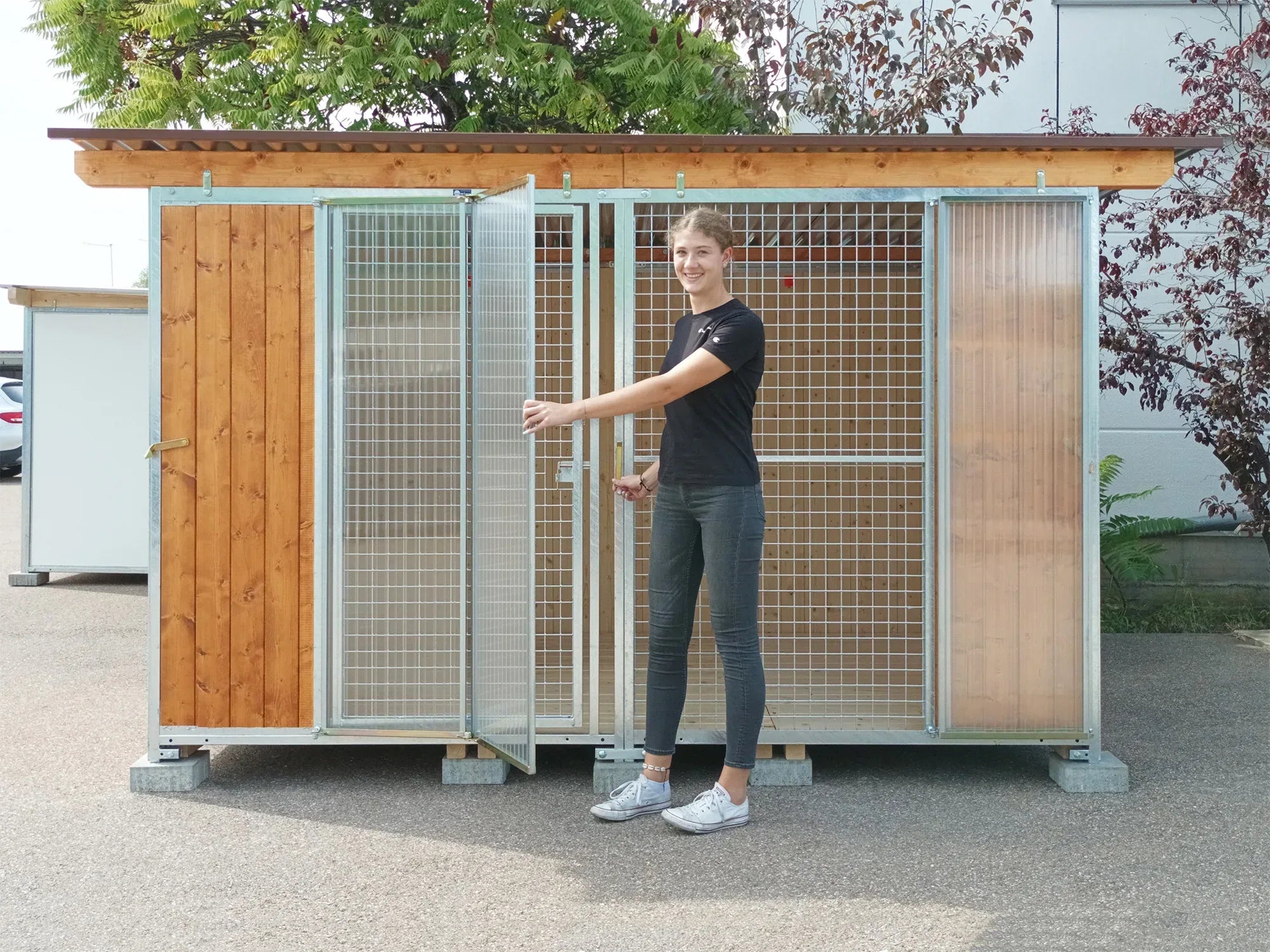 Hundezwinger 3,5 seitig geschlossen mit Faltfenster ganz verschließbar gegen starken wind