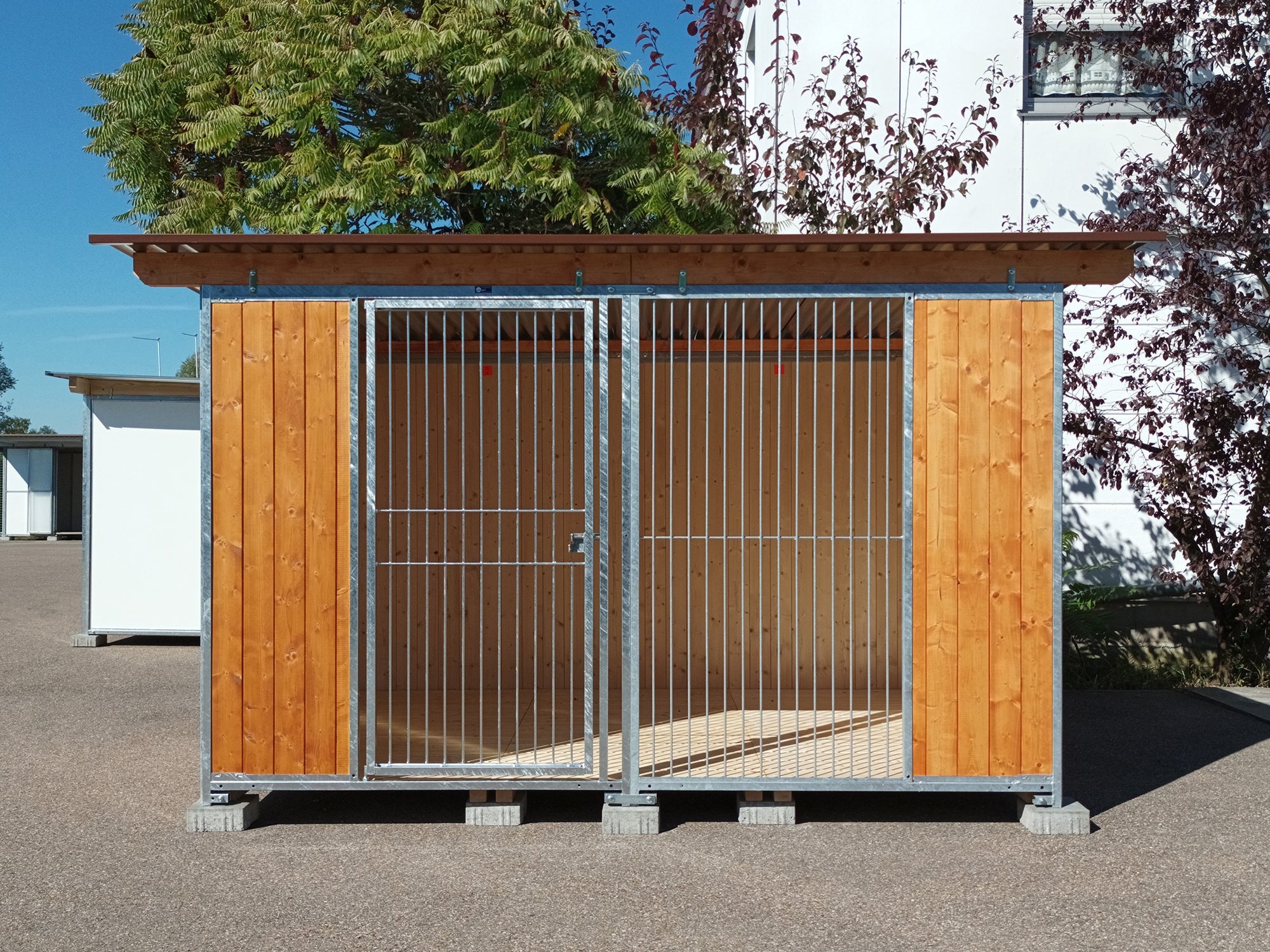 Hundezwinger 3,5 seitig geschlossen mit Holzwänden gestrichen im Farbton Kastanie