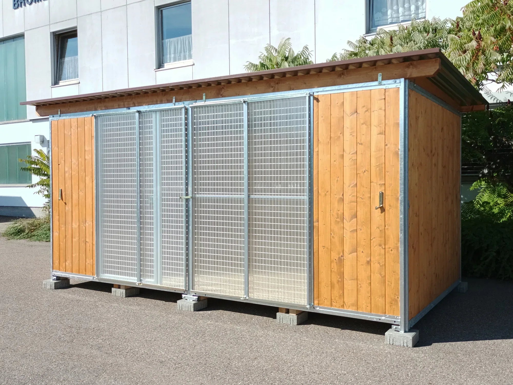 Hundezwinger aus Holz 4 m breit mit verschließbaren Faltfenster gegen starken Wind