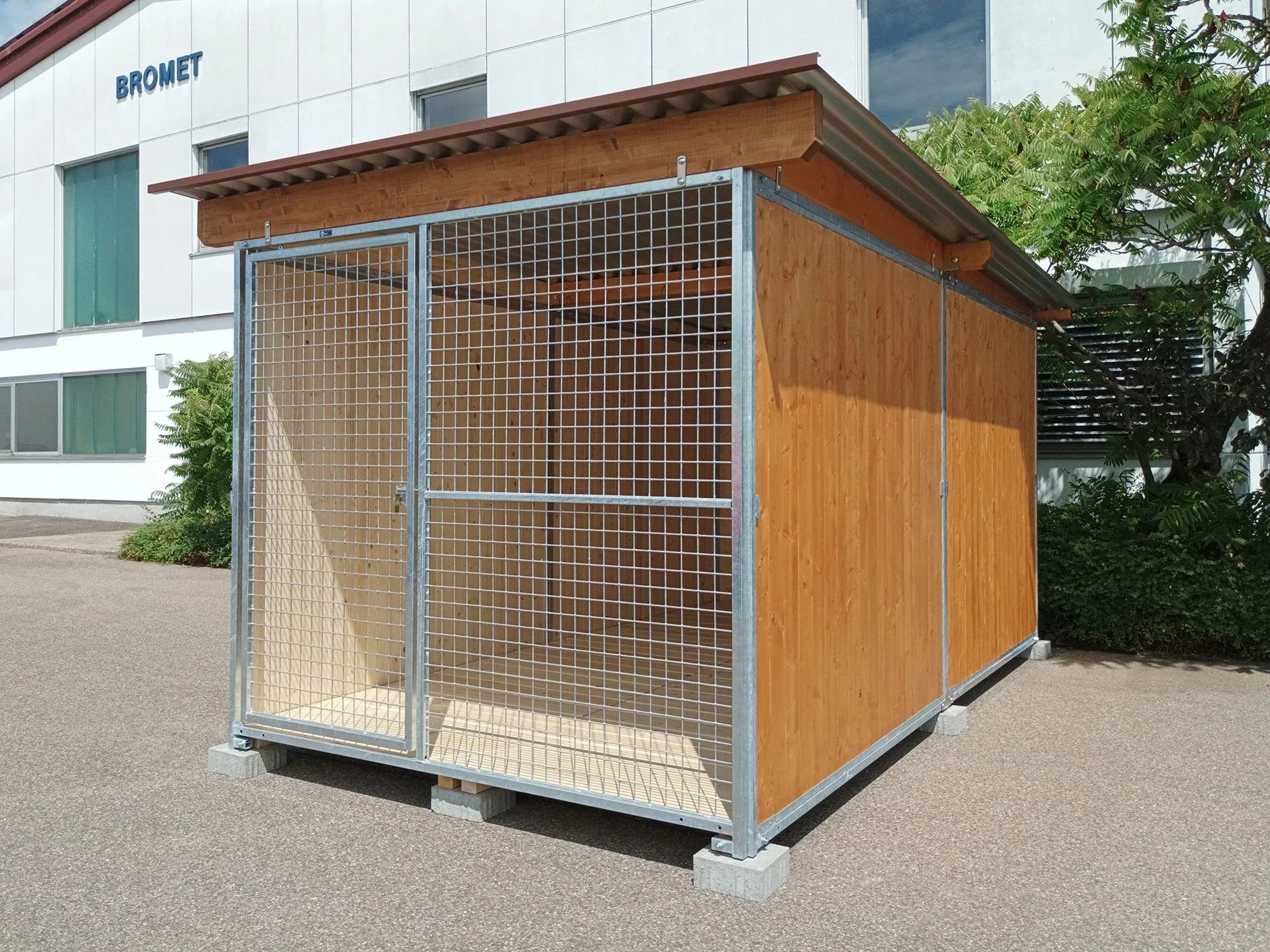 Hundezwinger Tiefbau mit Gitterfront , Dach und Fundamentsteinen Größe 4 x 2 m