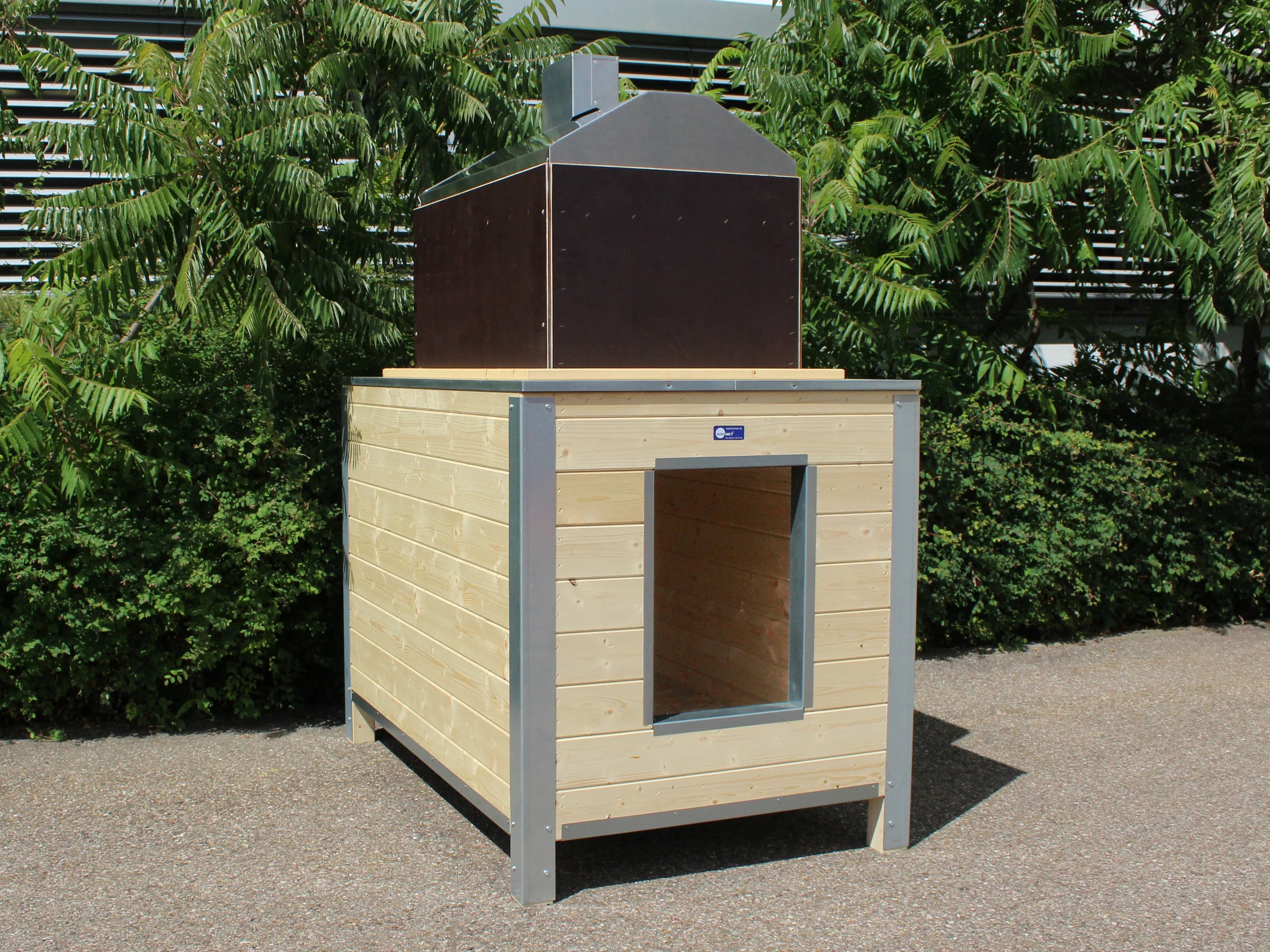 Beheizbare Hundehütte mit Flachdach und Eingang vorne