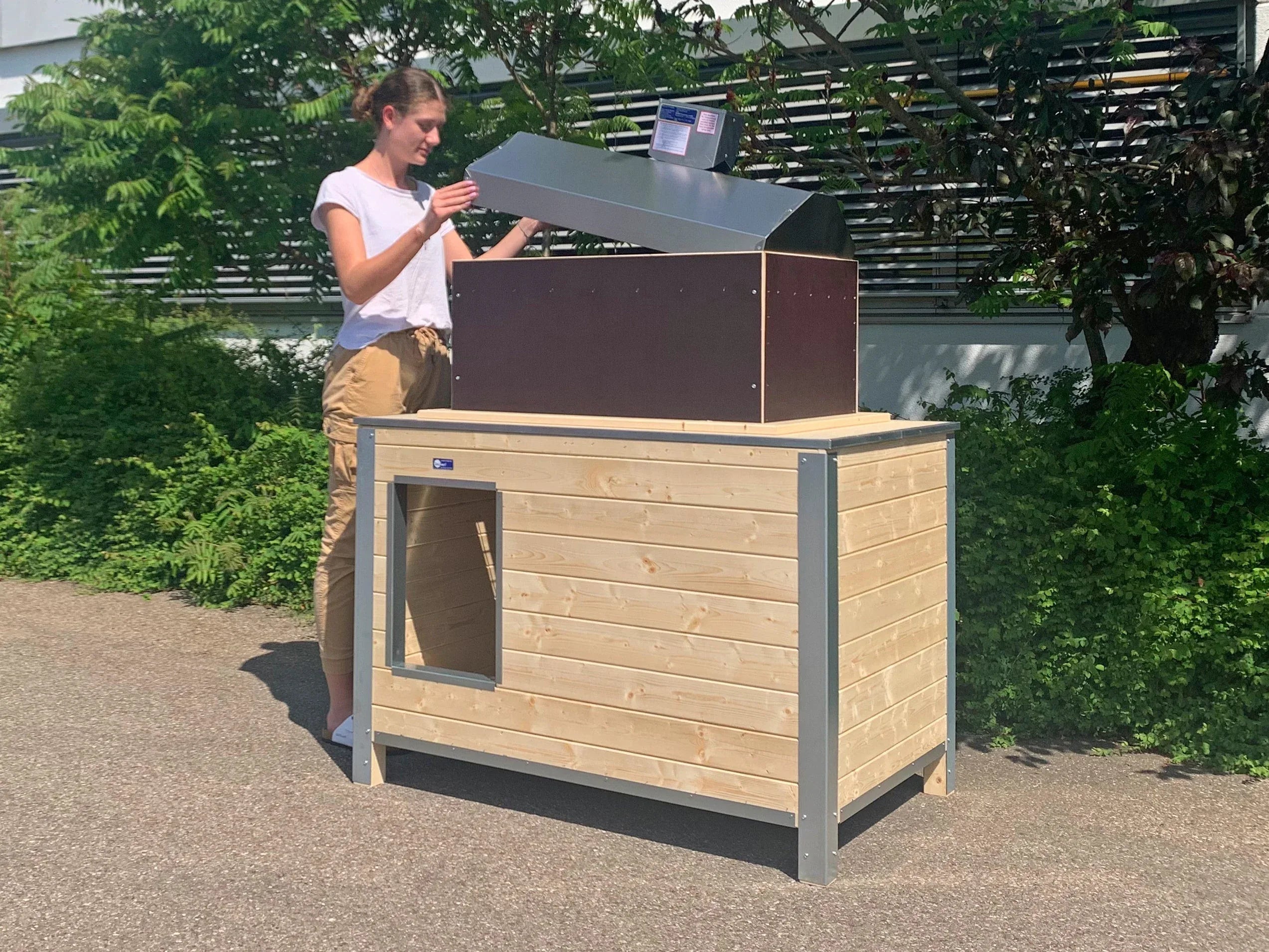 Beheizte Hundehütte mit abnehmbarem Dach