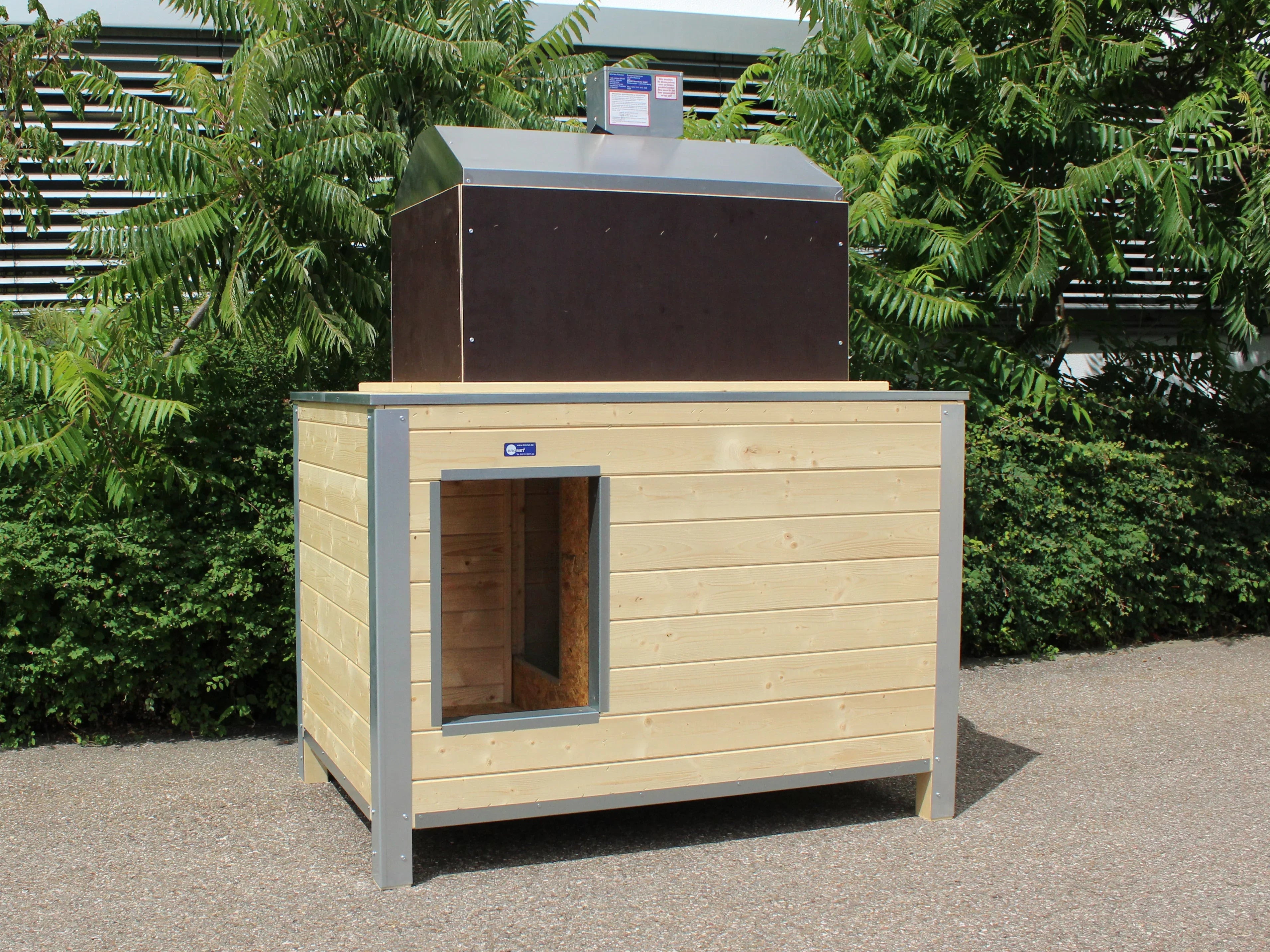 Isolierte Hundehütte beheizbar mit seitlichem Eingang