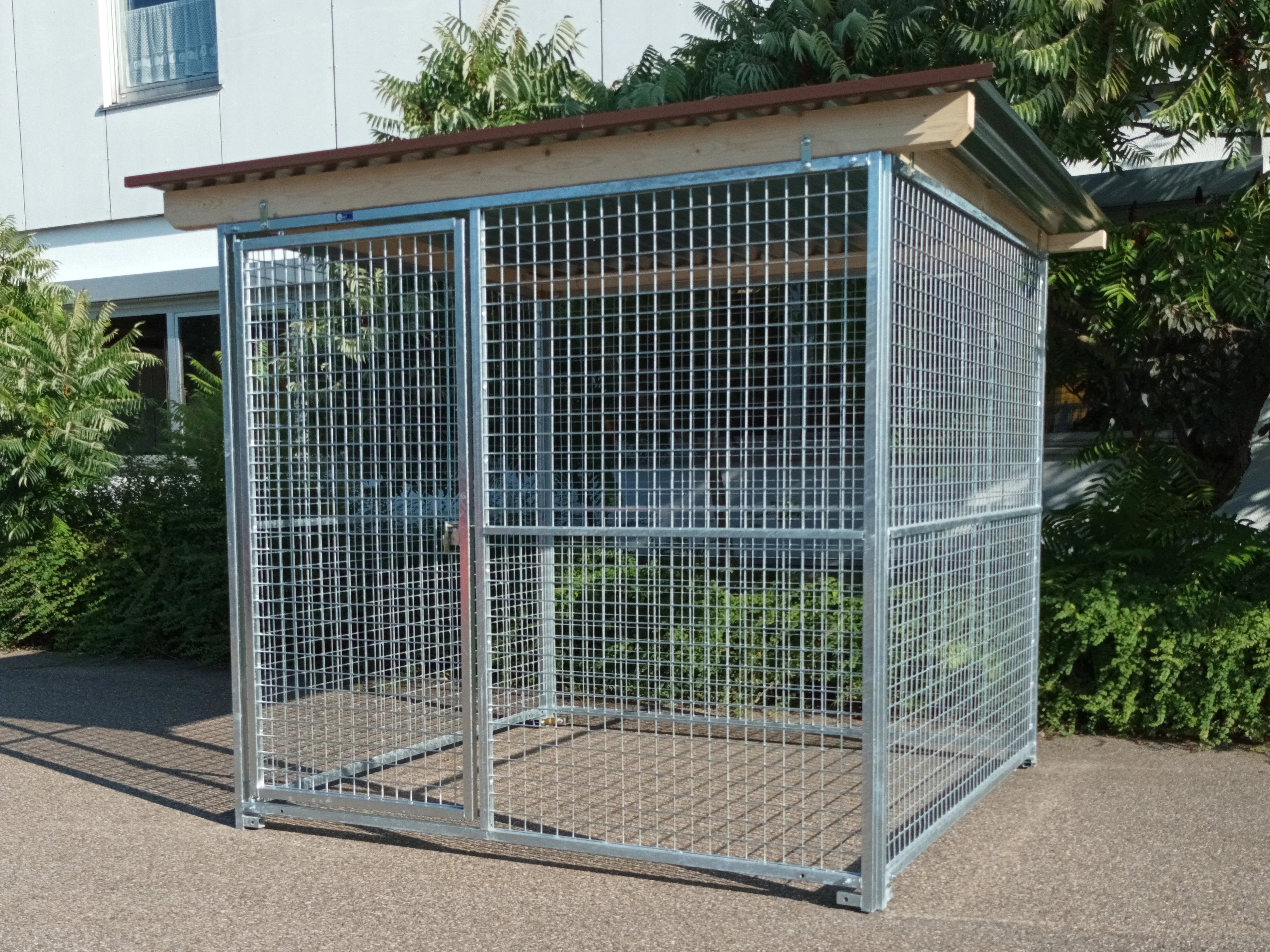 Hundezwinger aus Gitterelementen und Wellblechdach 2 m breit 2 m lang