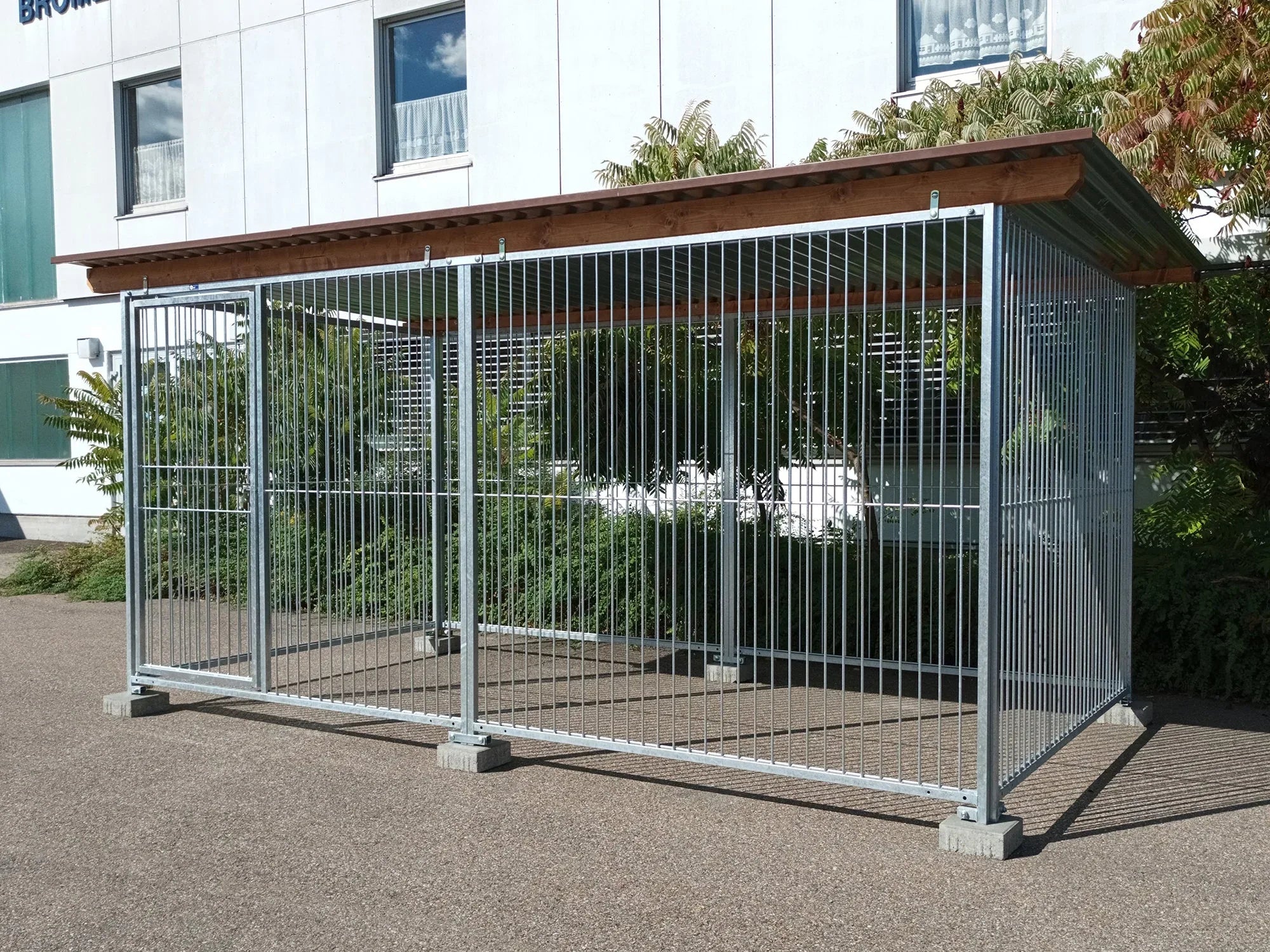 Stahl-Hundezwinger mit Dach für den Außenbereich aus verzinkten Rohrstabelementen
