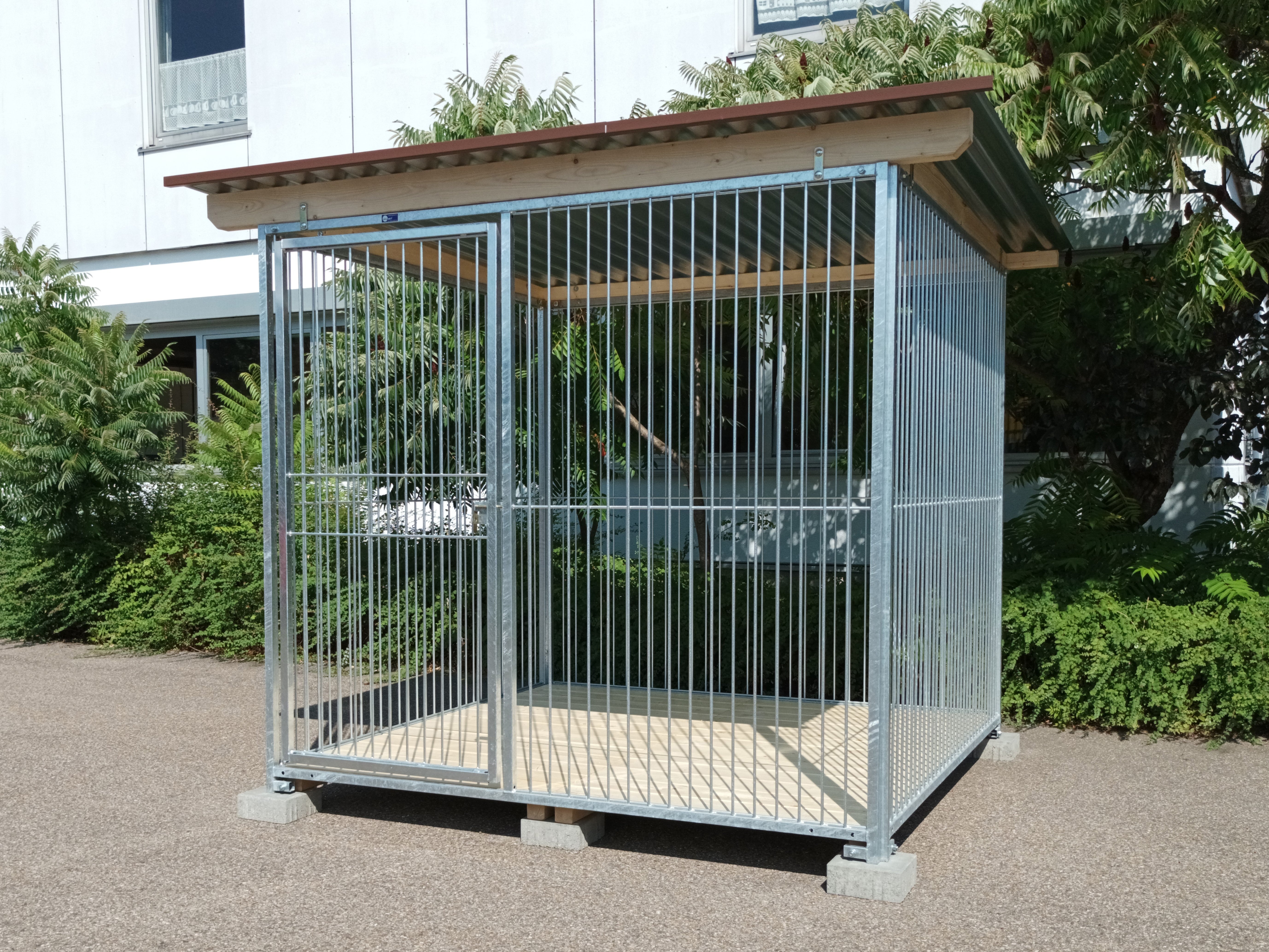 Hundezwinger aus Stahl mit verzinkten Rohrstabelementen für große und mittelgroße Hunde