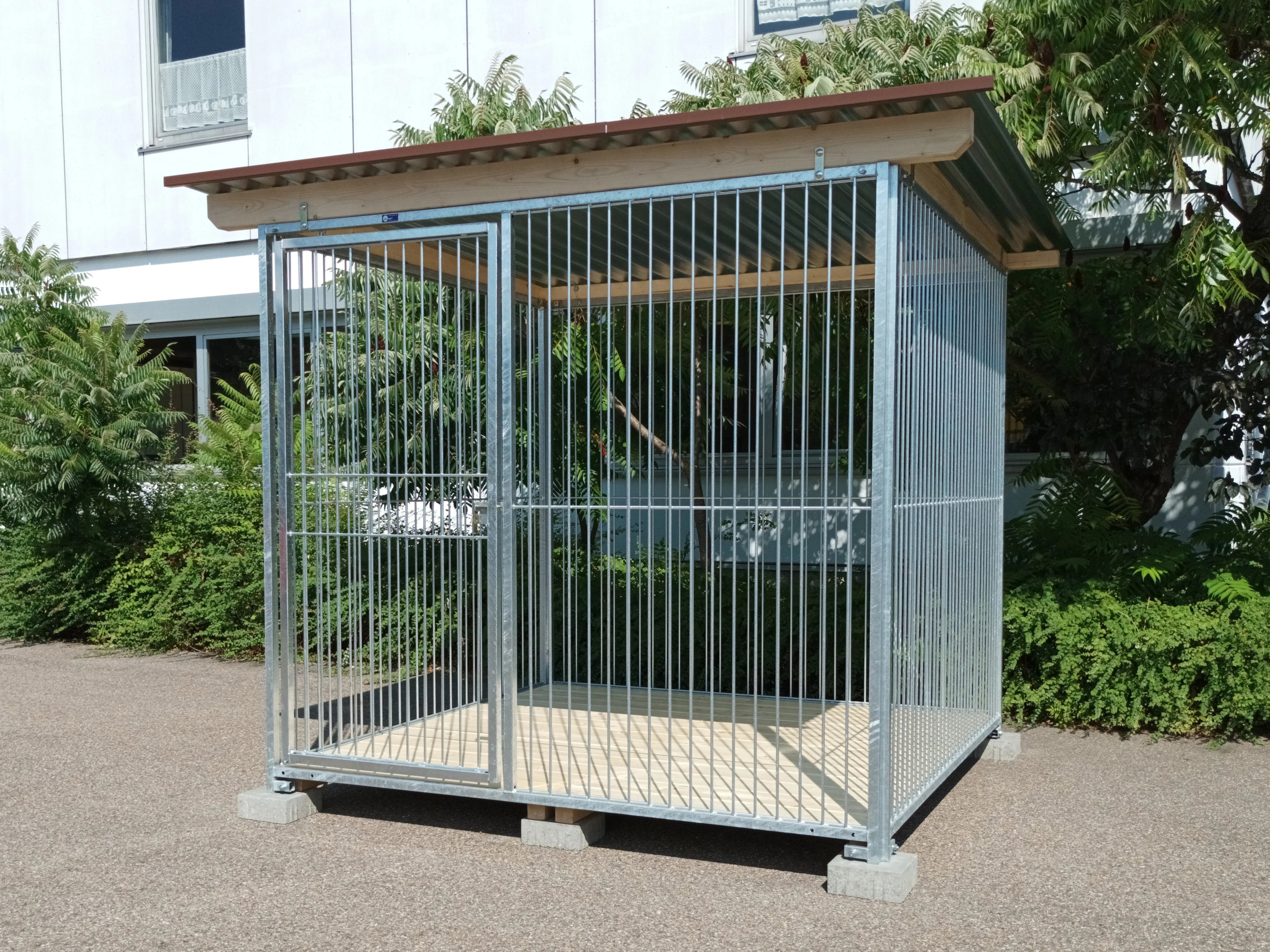 Hundezwinger aus Stahl mit verzinkten Rohrstabelementen für große und mittelgroße Hunde