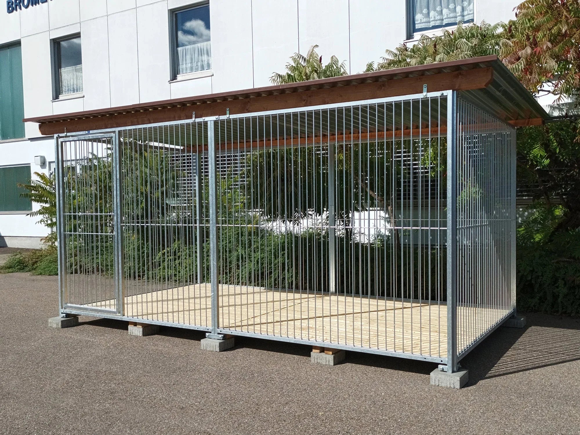 Hundezwinger aus Rohrstabelementen mit Wellblechdach und Holzboden