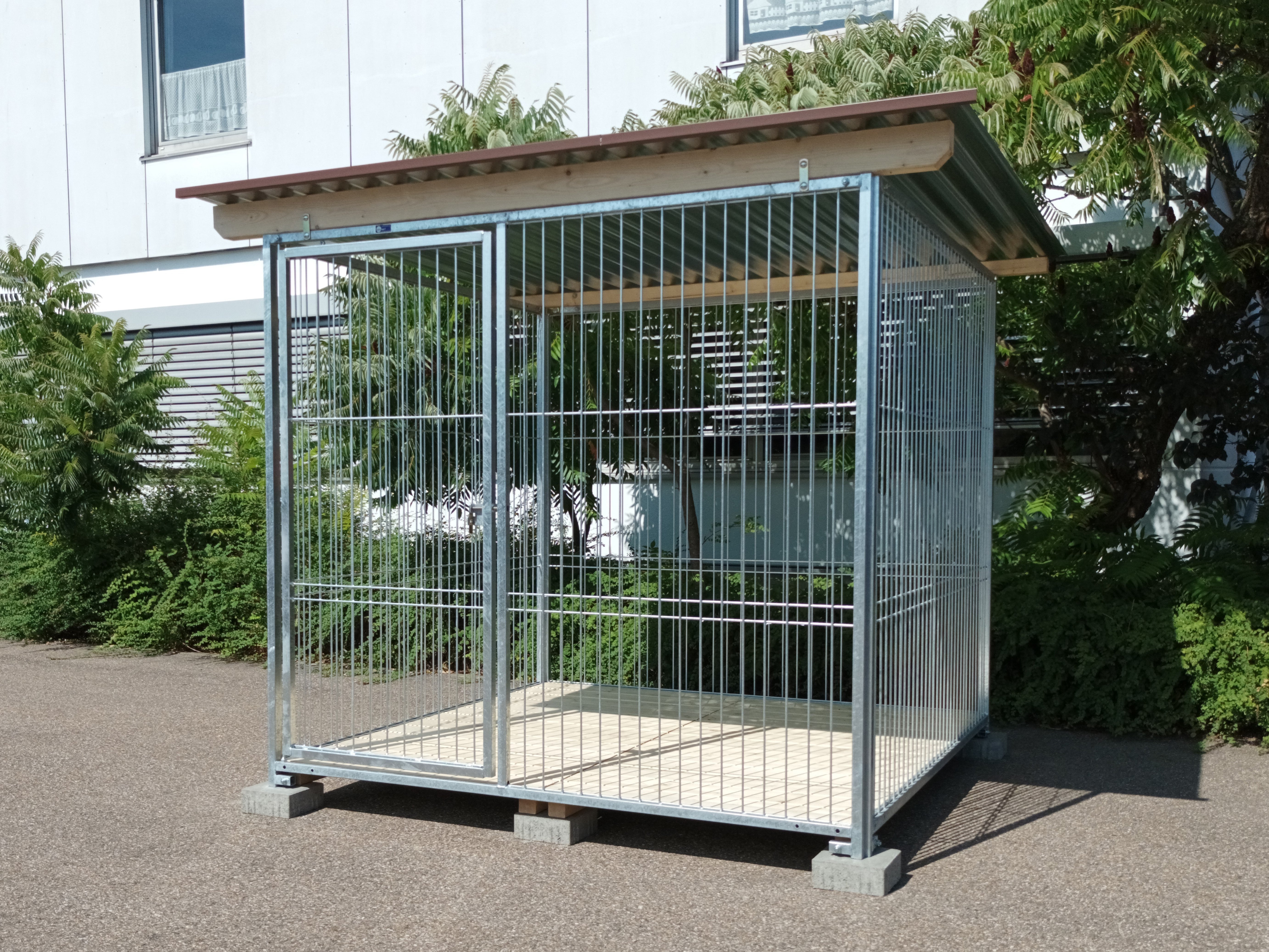 Hundezwinger aus Stahl mit Boden aus Fichtenholz Bretterstärke 25 mm