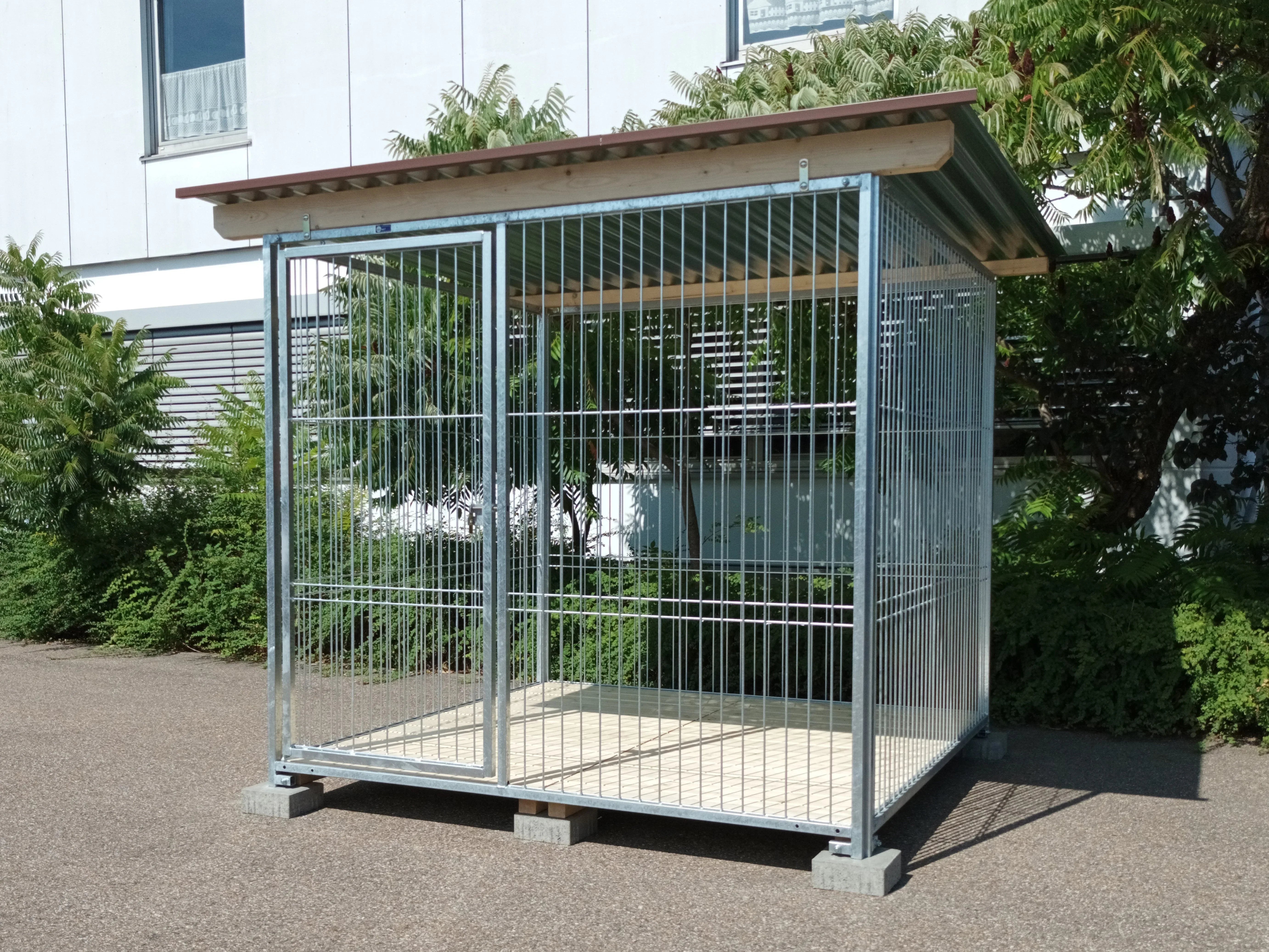 Hundezwinger aus Stahl mit Boden aus Fichtenholz Bretterstärke 25 mm