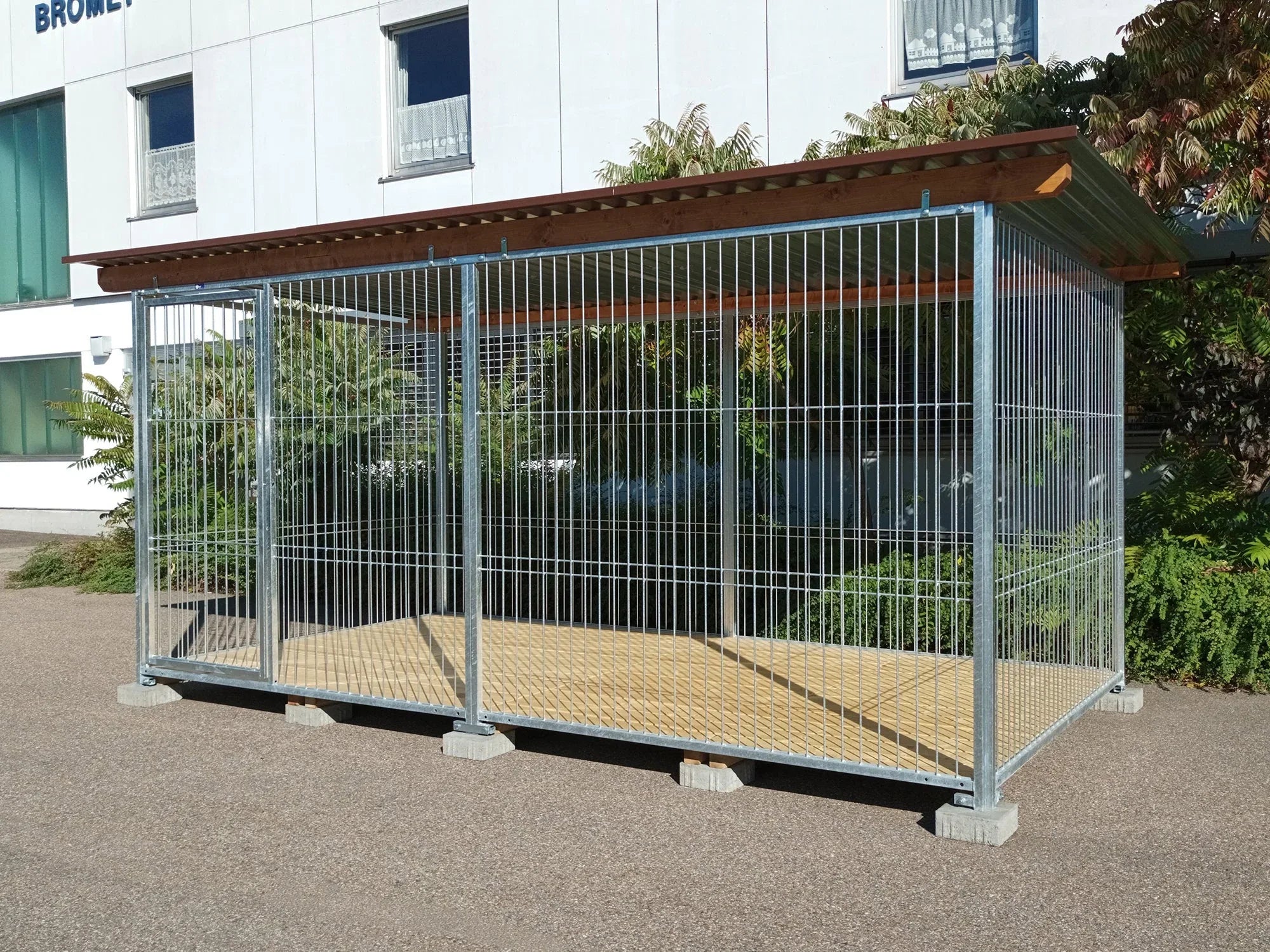 Stahlzwinger für Hunde mit robusten Rohrstabwänden und einem Boden aus Fichtenbretter