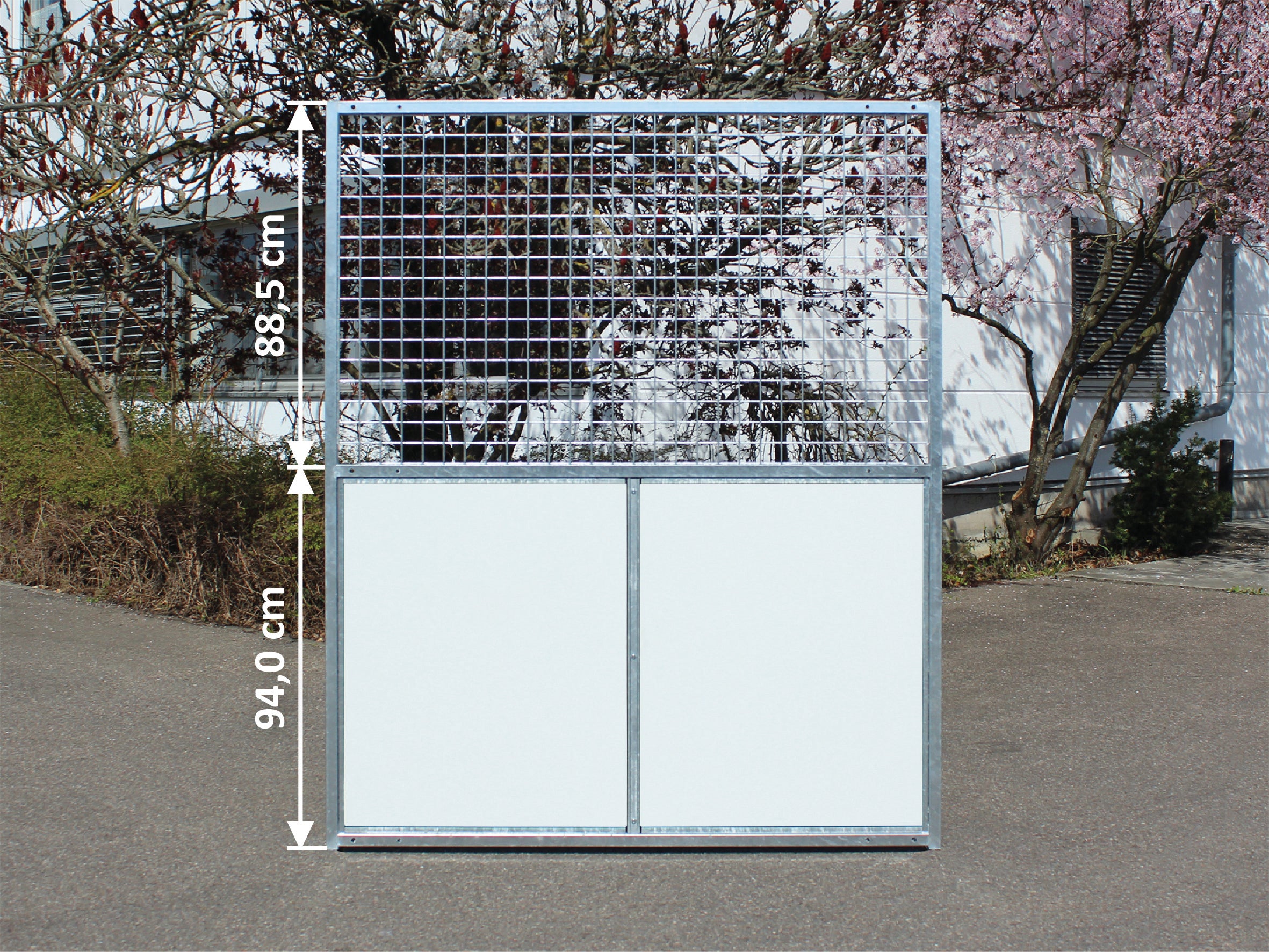 Hundeauslaufwand halb geschlossen in der unteren Hälfte mit weißen robusten Kunststoffplatten