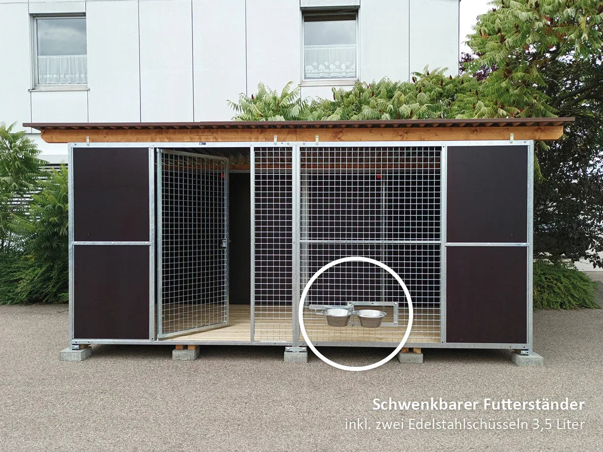 Hundezwinger mit braunen Wänden einem Holzboden und Blechdach aus verzinkten Wellblechtafeln