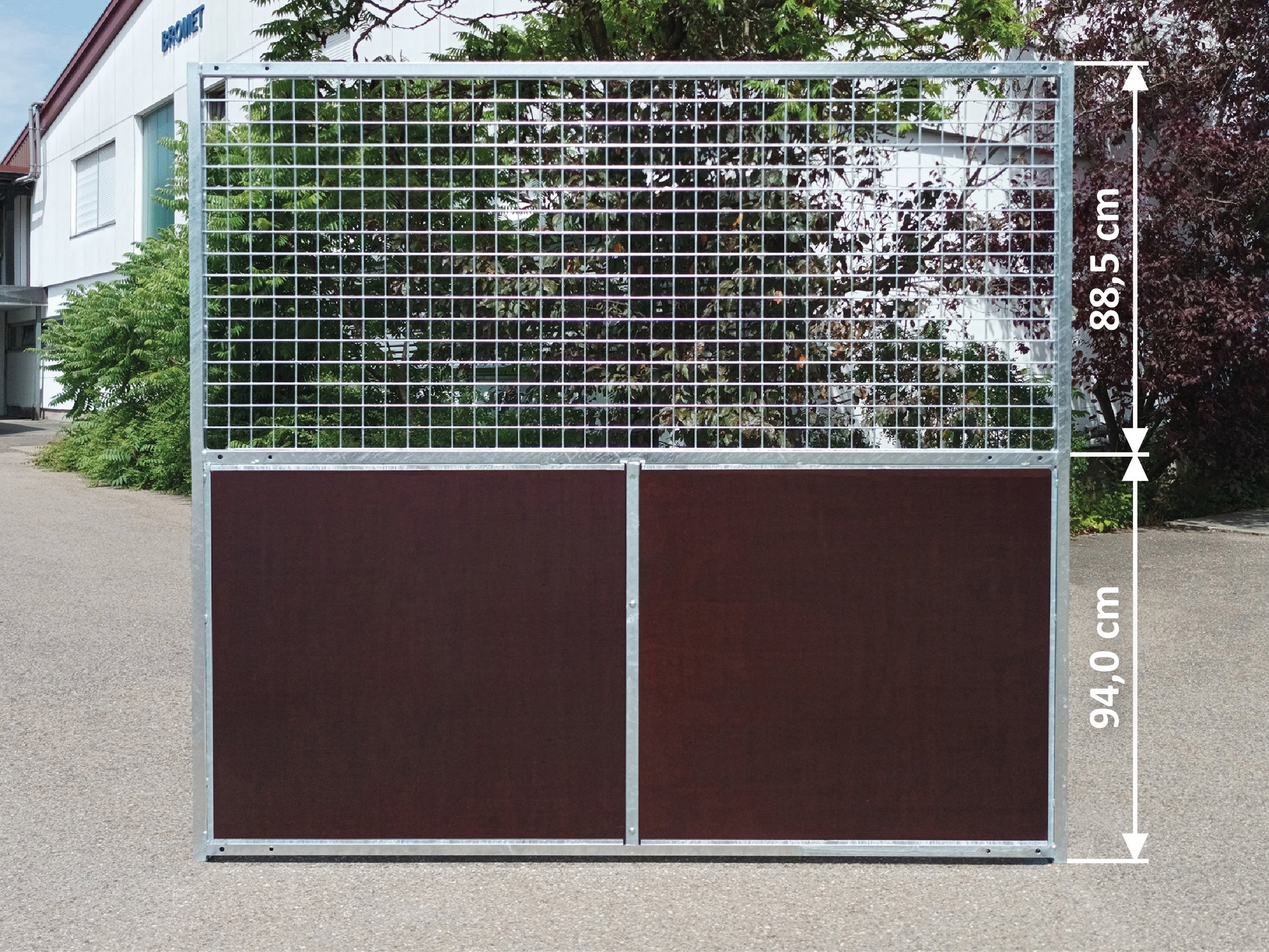 Hundezwingerwand unteren Hälfte geschlossen mit Holzplatten obere Hälfte offen mit eingeschweißter Gittermatte