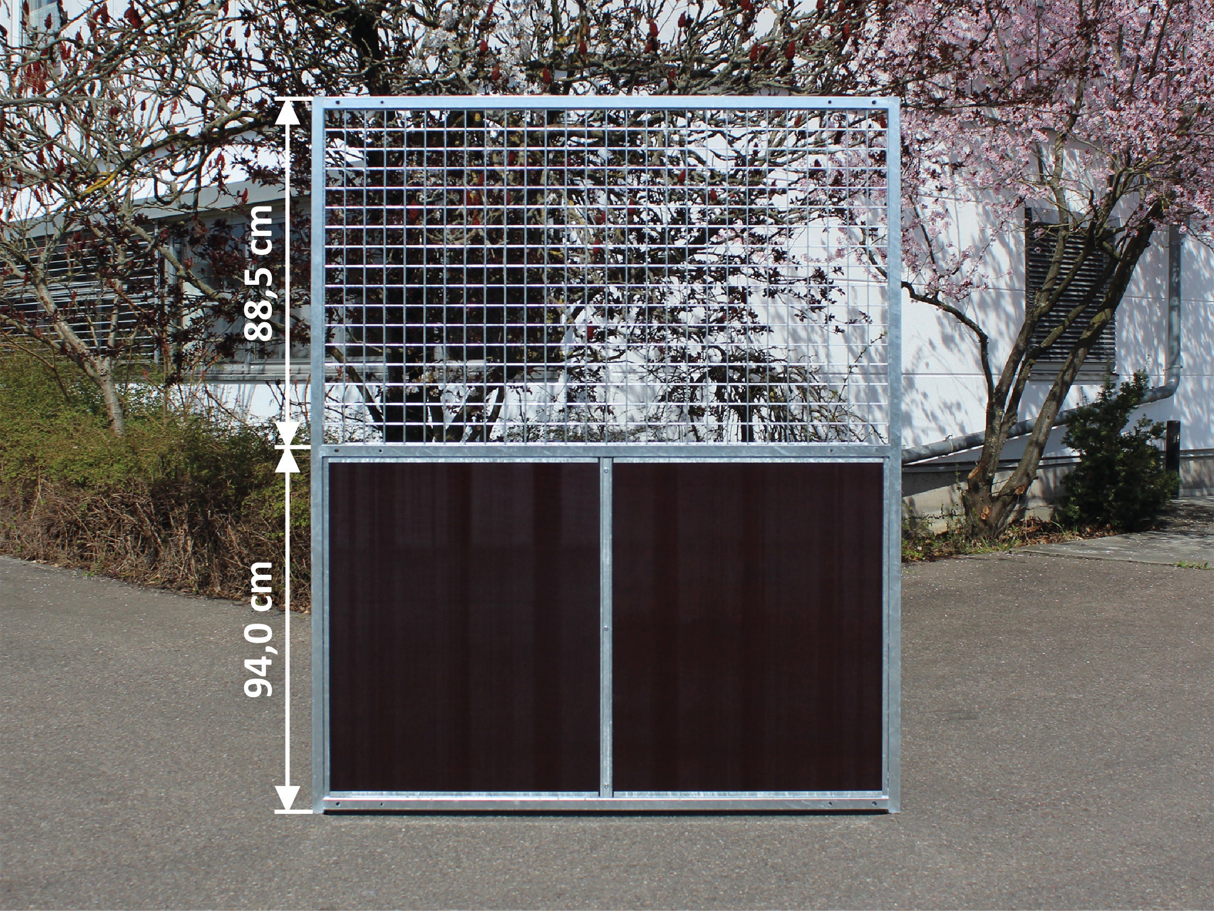 Hundezwingerwand unteren Hälfte geschlossen mit Holzplatten obere Hälfte offen mit eingeschweißter Gittermatte