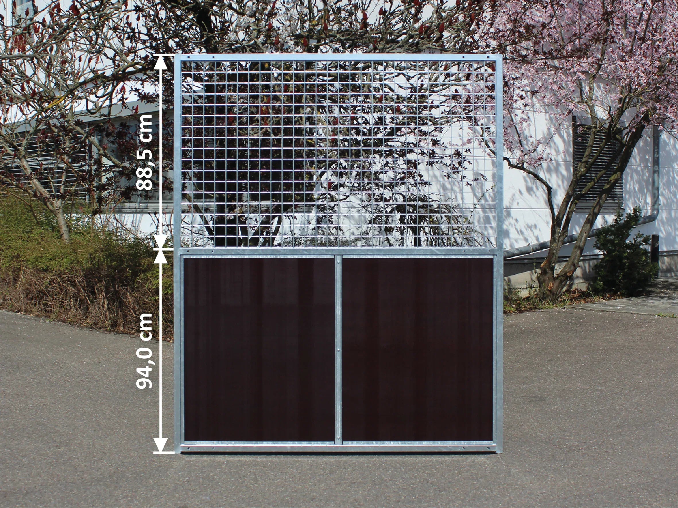 Hundezwingerwand unteren Hälfte geschlossen mit Holzplatten obere Hälfte offen mit eingeschweißter Gittermatte