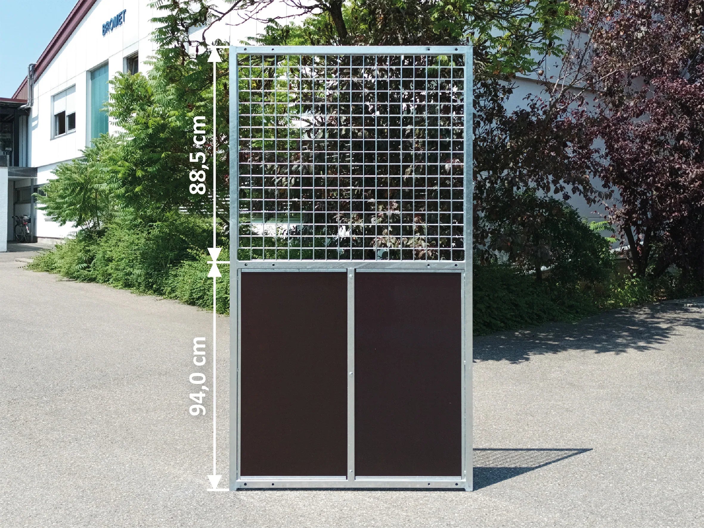 Hundeauslaufwand halb geschlossen mit Mehrschichtplatten