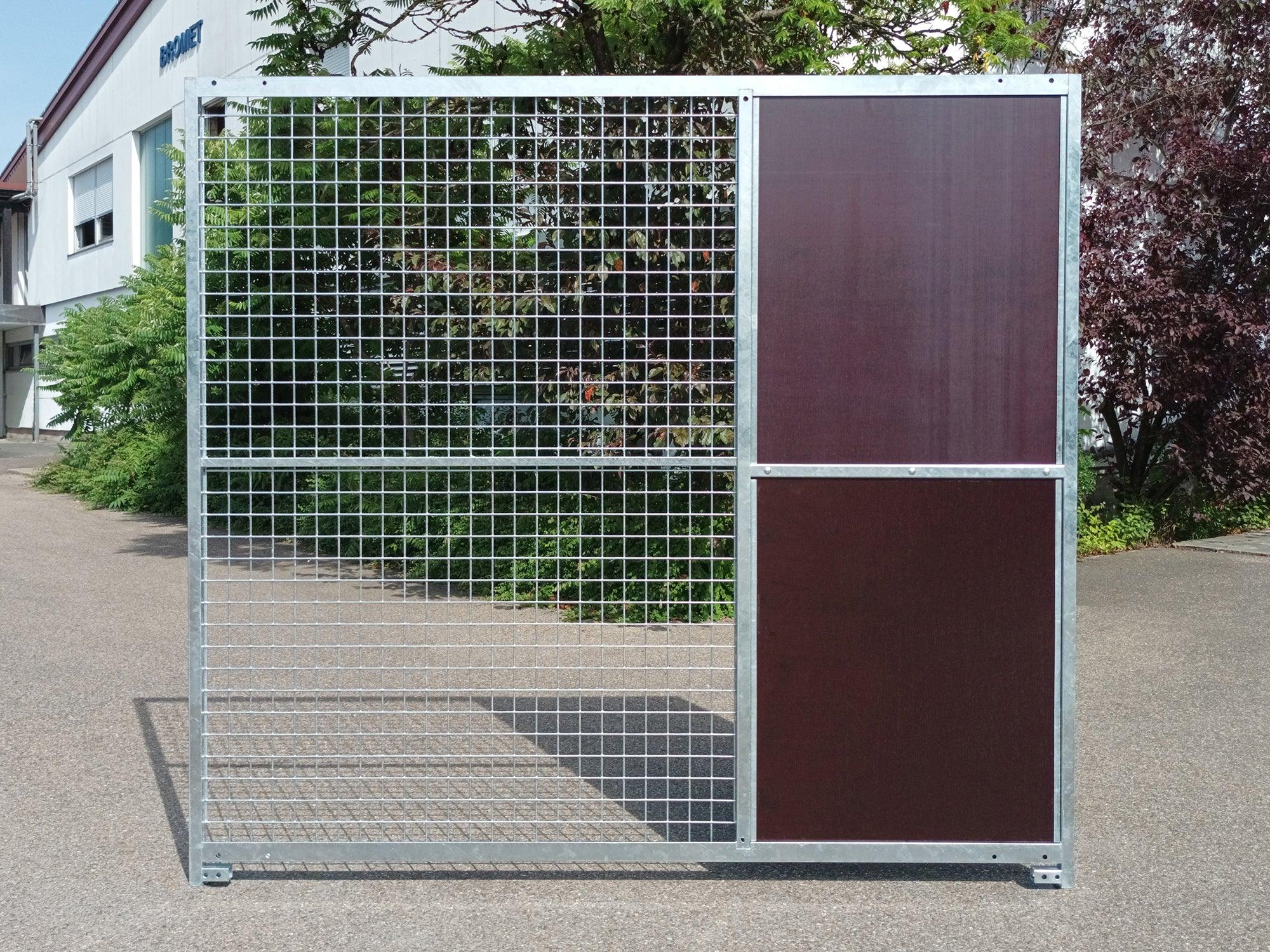 Hundeelement mit Windschutz auf der rechten Seite frei stehend im Hof